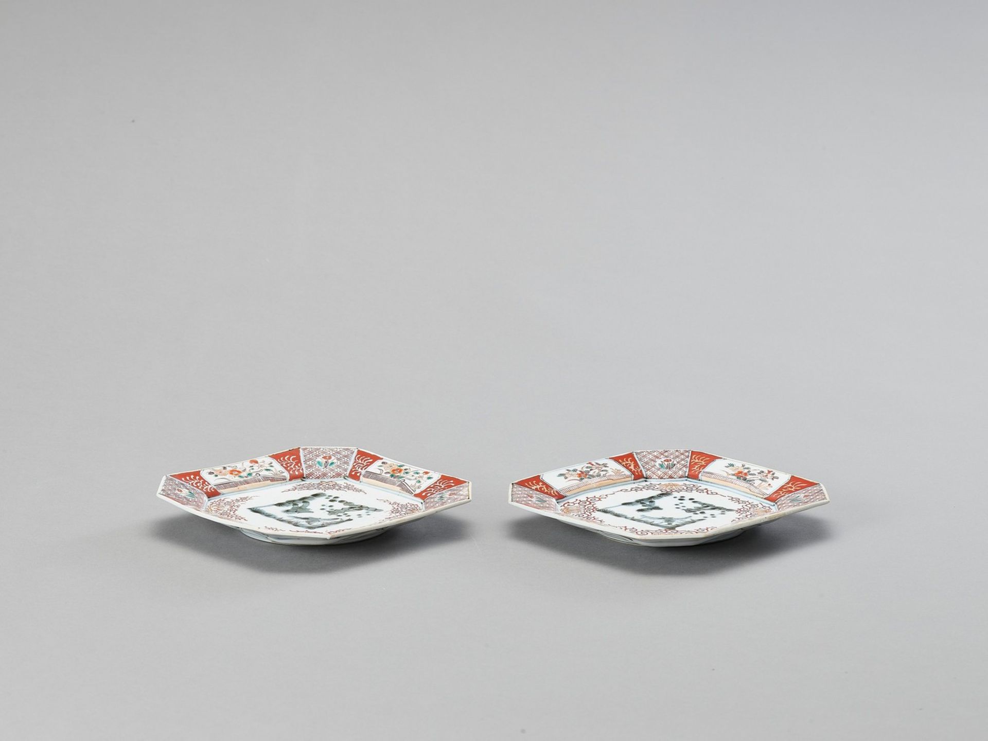 A PAIR OF SQUARE IMARI PORCELAIN DISHES - Image 4 of 4