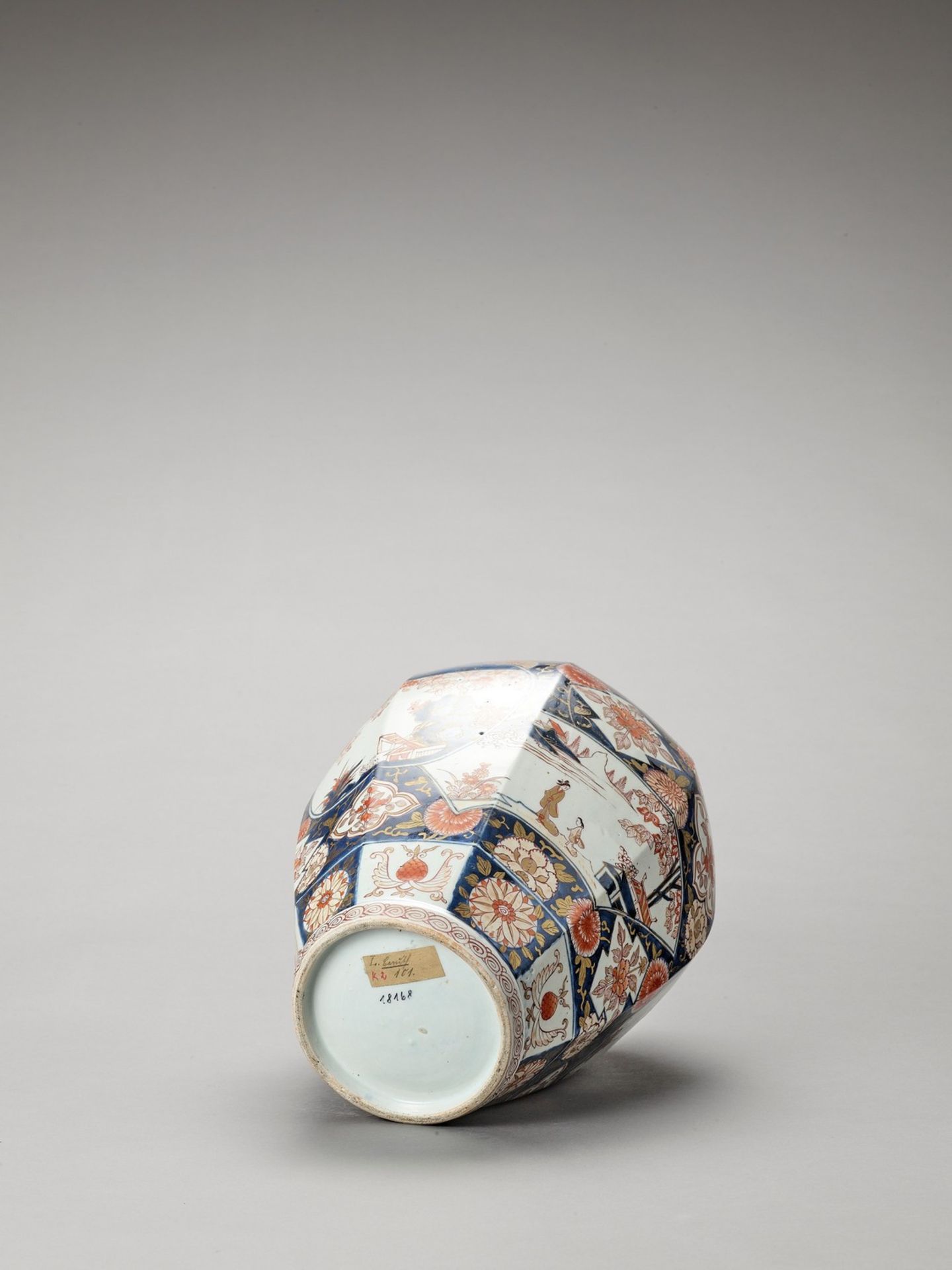 AN OCTAGONAL IMARI PORCELAIN VASE - Image 6 of 7