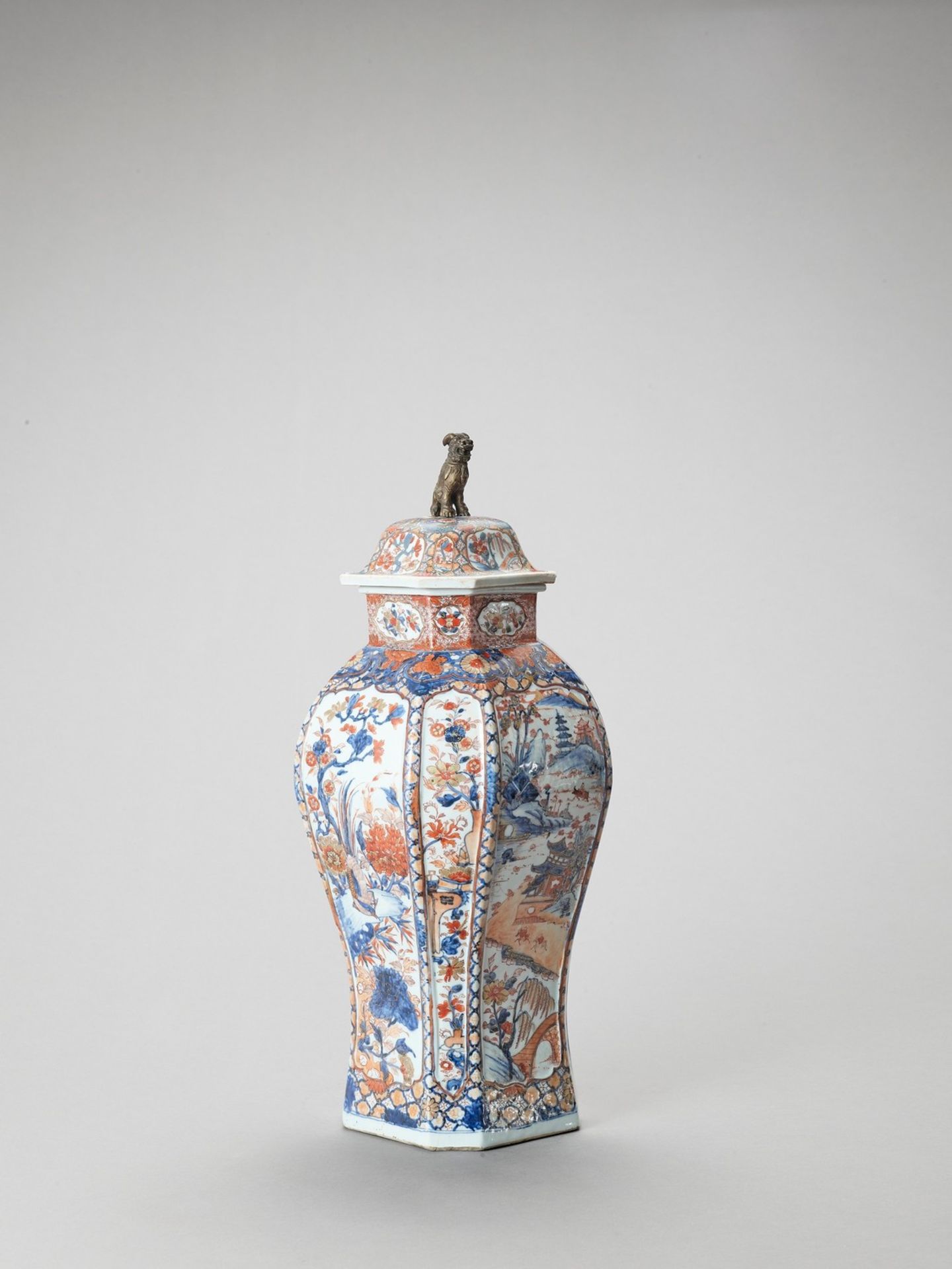 A LARGE OCTAGONAL IMARI PORCELAIN VASE AND COVER