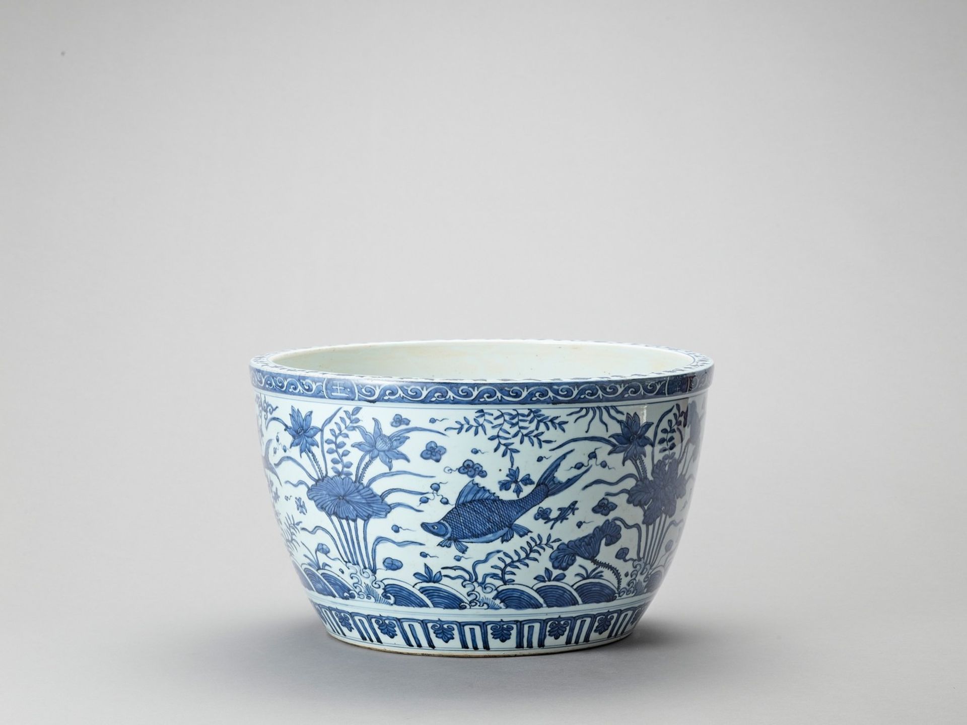 A LARGE BLUE AND WHITE PORCELAIN FISHBOWL