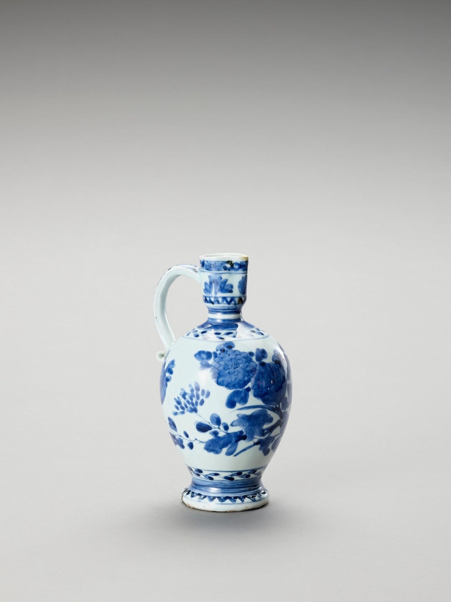 A BLUE AND WHITE PORCELAIN JUG