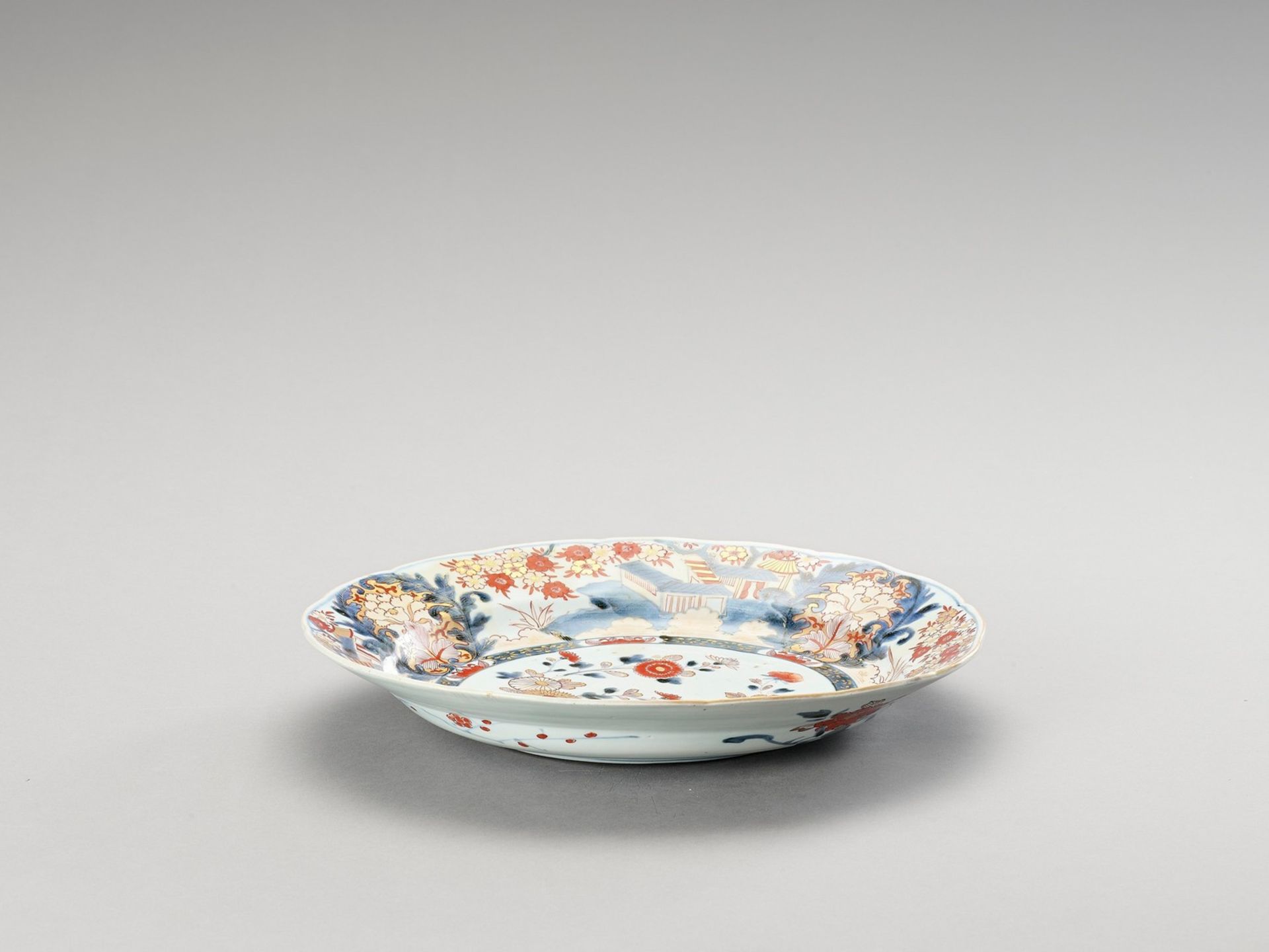 A LARGE IMARI PORCELAIN DISH - Image 4 of 4