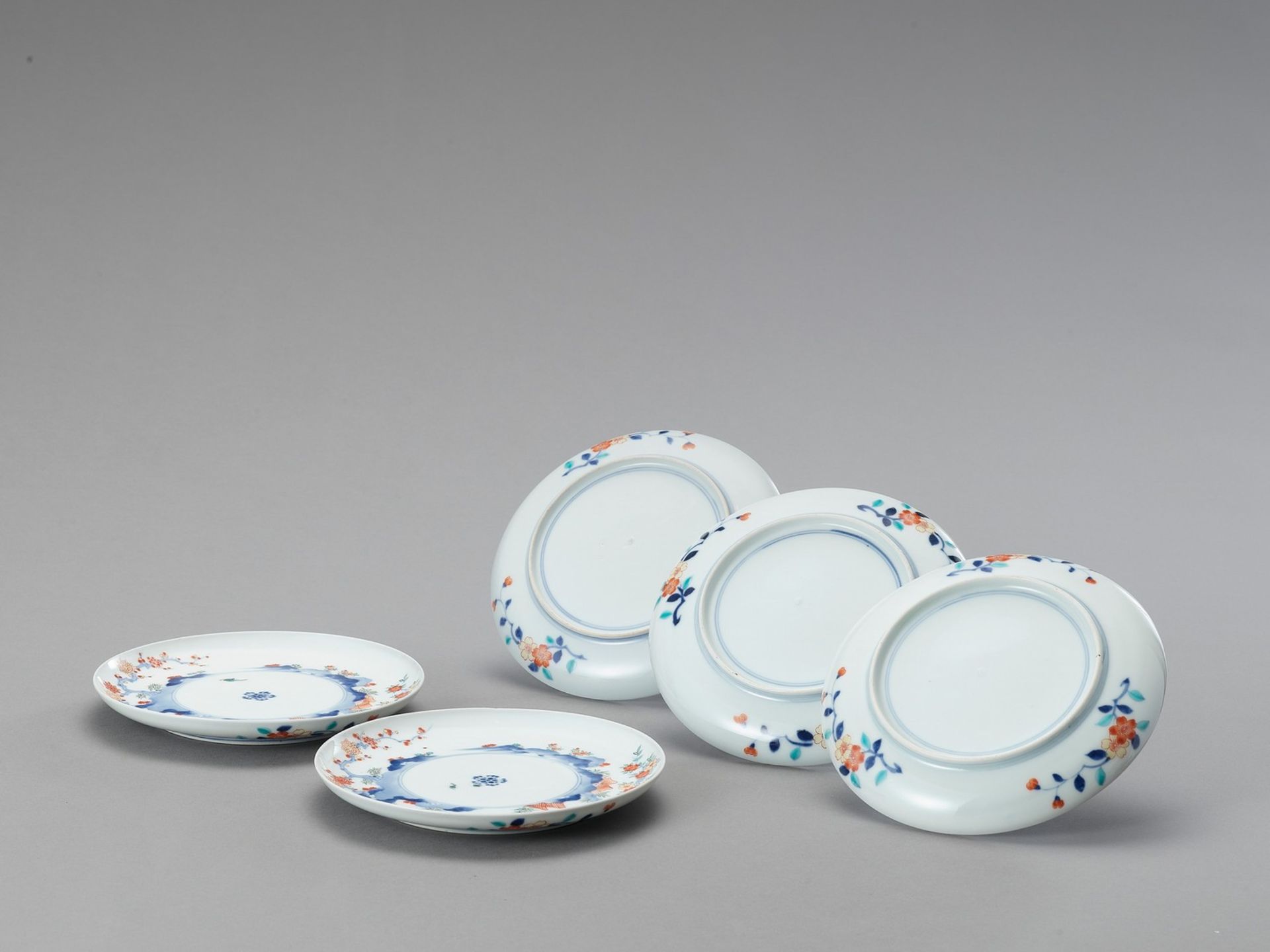 A GROUP OF FIVE KAKIEMON PORCELAIN DISHES - Image 2 of 3