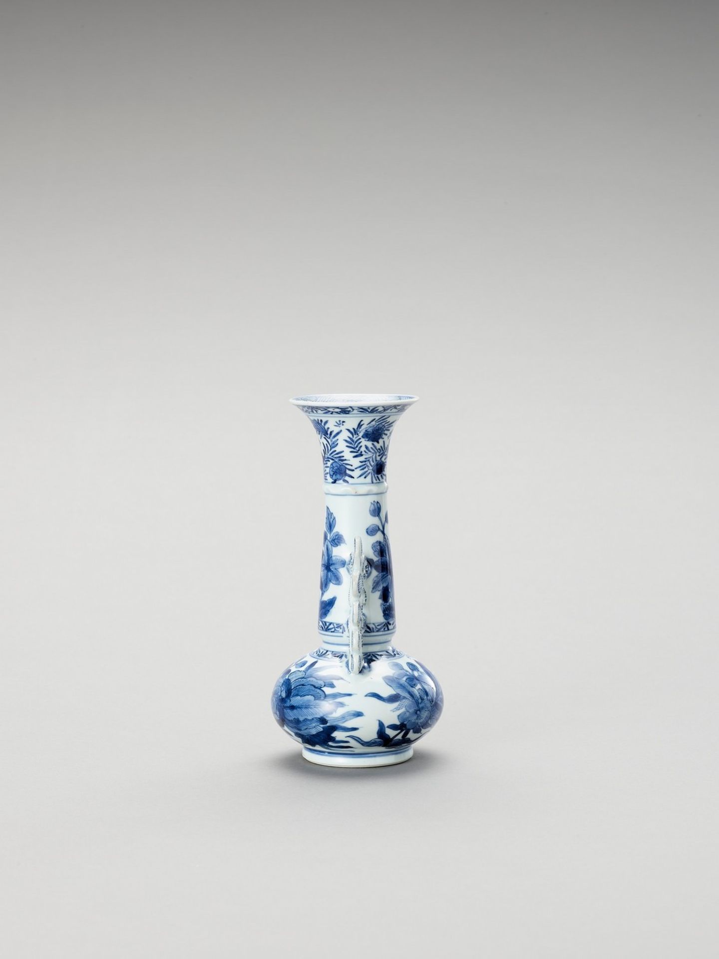 A BLUE AND WHITE PORCELAIN BOTTLE VASE - Image 3 of 6