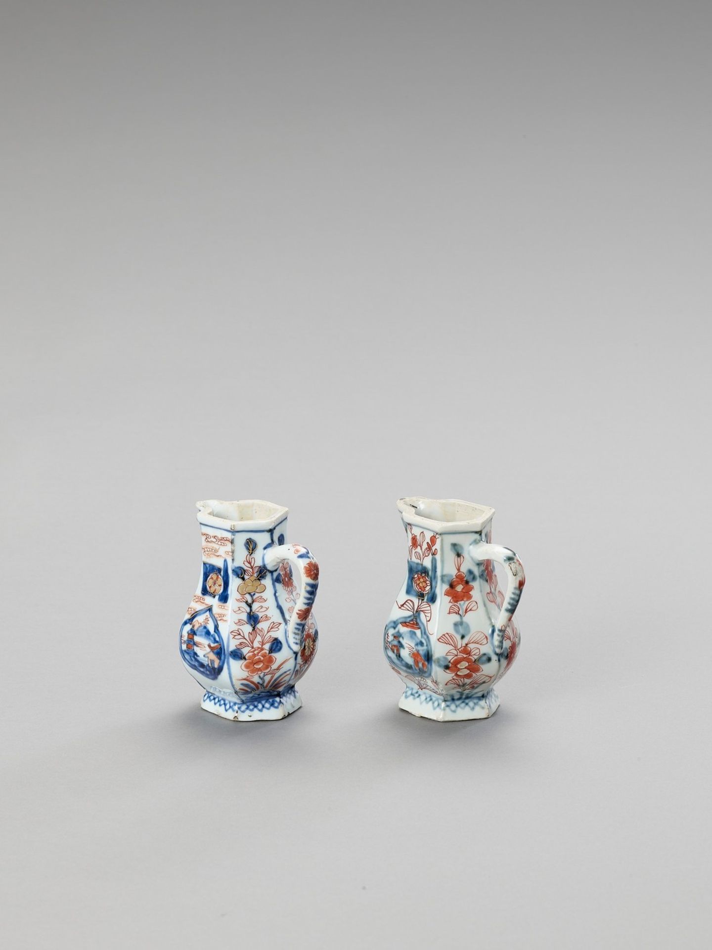 A PAIR OF IMARI PORCELAIN JUGS WITH ORIGINAL HOLDER - Image 3 of 6