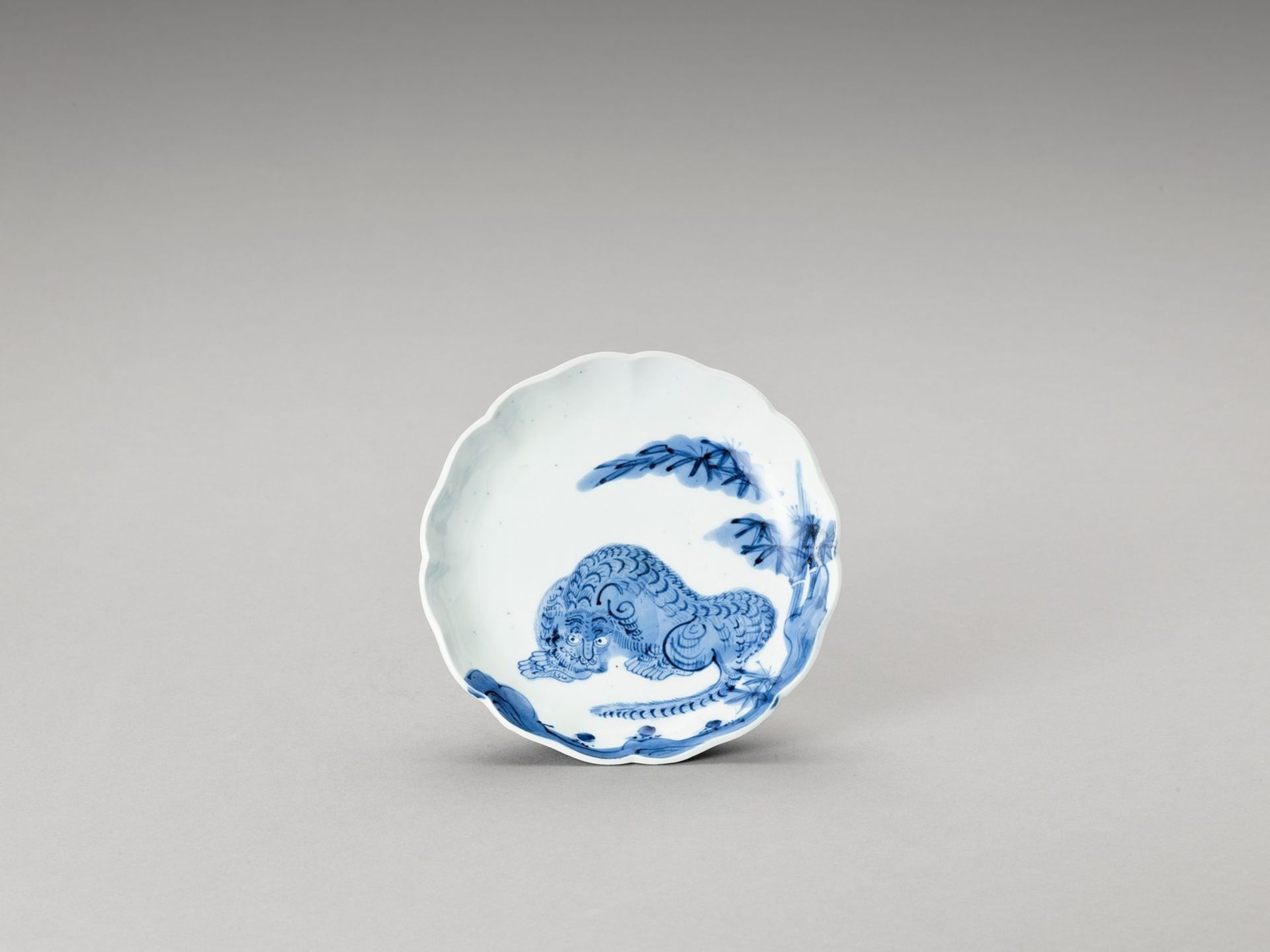 A BLUE AND WHITE LOBED PORCELAIN DISH WITH TIGER