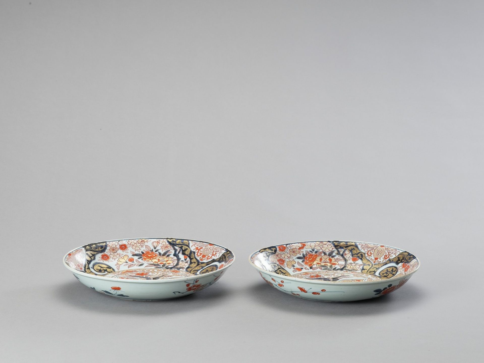 A PAIR OF IMARI PORCELAIN DISHES - Bild 2 aus 4