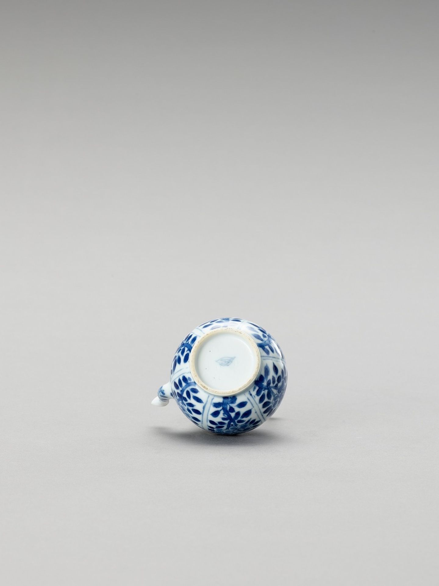 A MINIATURE BLUE AND WHITE PORCELAIN TEAPOT - Image 6 of 6