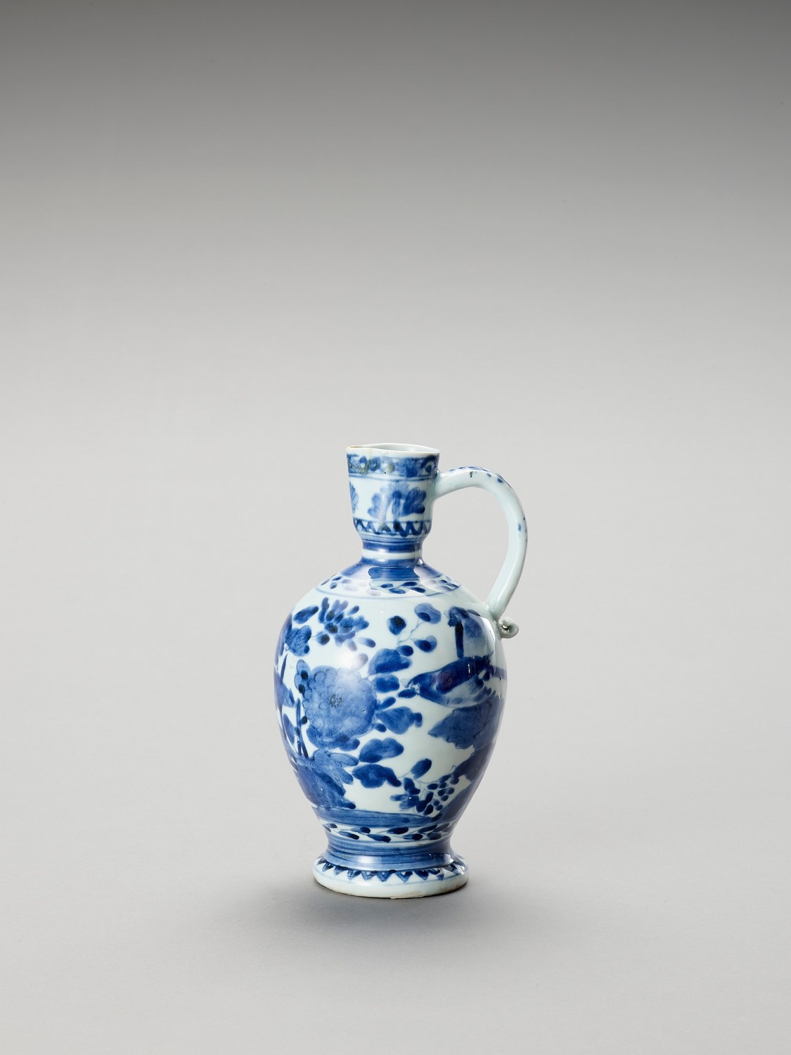 A BLUE AND WHITE PORCELAIN JUG - Image 5 of 7