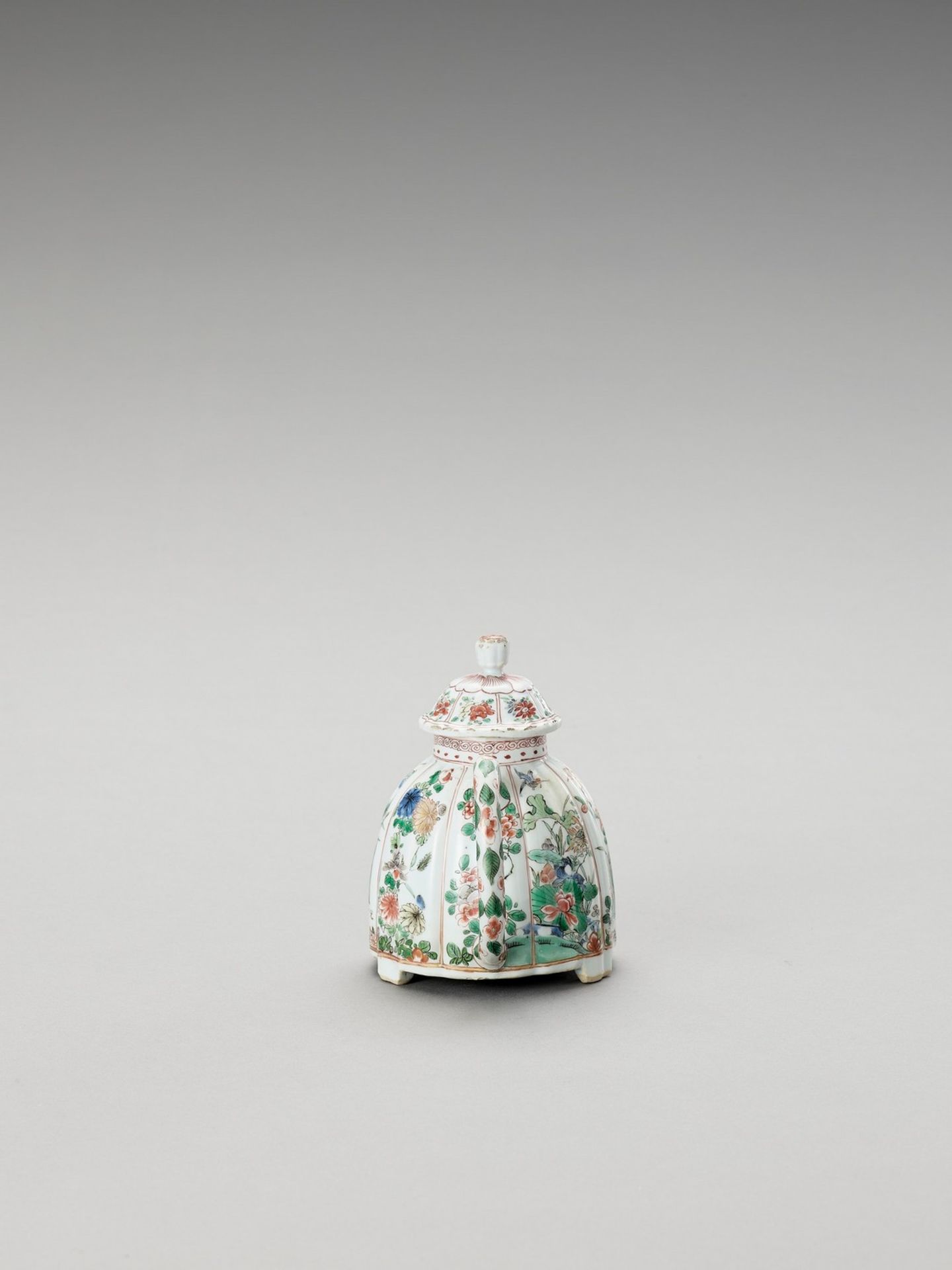 A FAMILLE VERTE TEAPOT AND COVER - Image 3 of 6