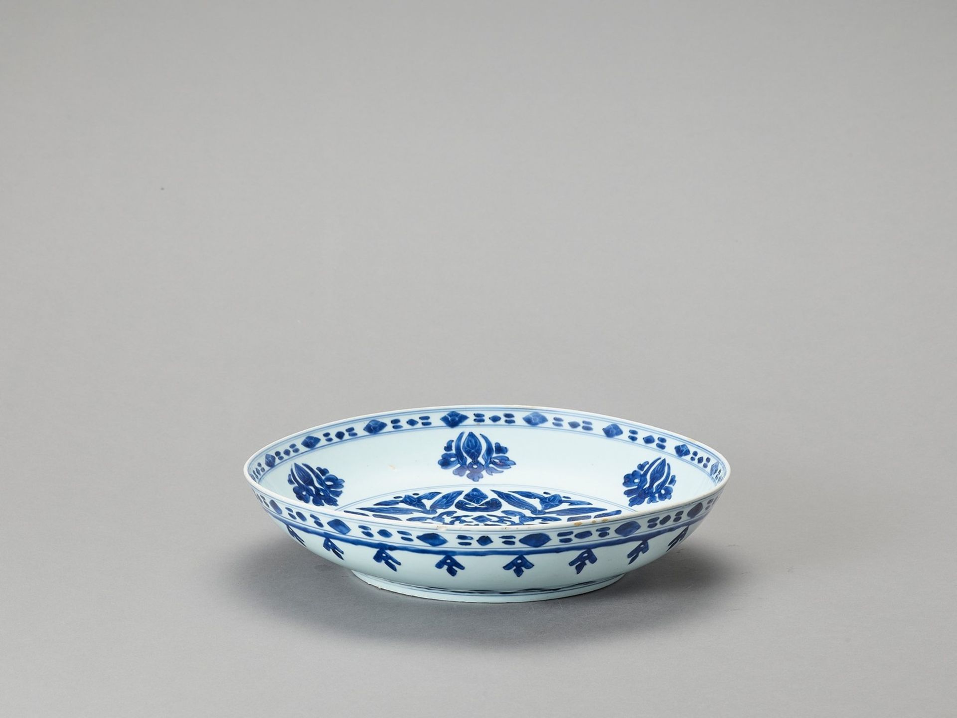 A LARGE BLUE AND WHITE PORCELAIN CHARGER - Image 2 of 4