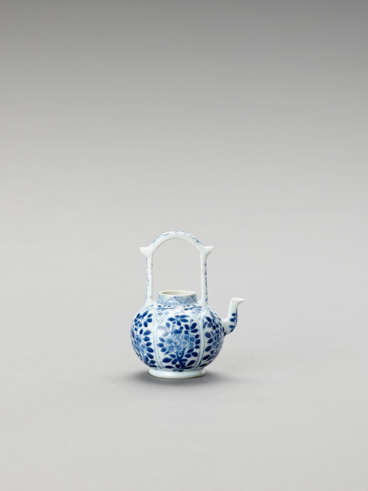 A MINIATURE BLUE AND WHITE PORCELAIN TEAPOT - Image 3 of 6