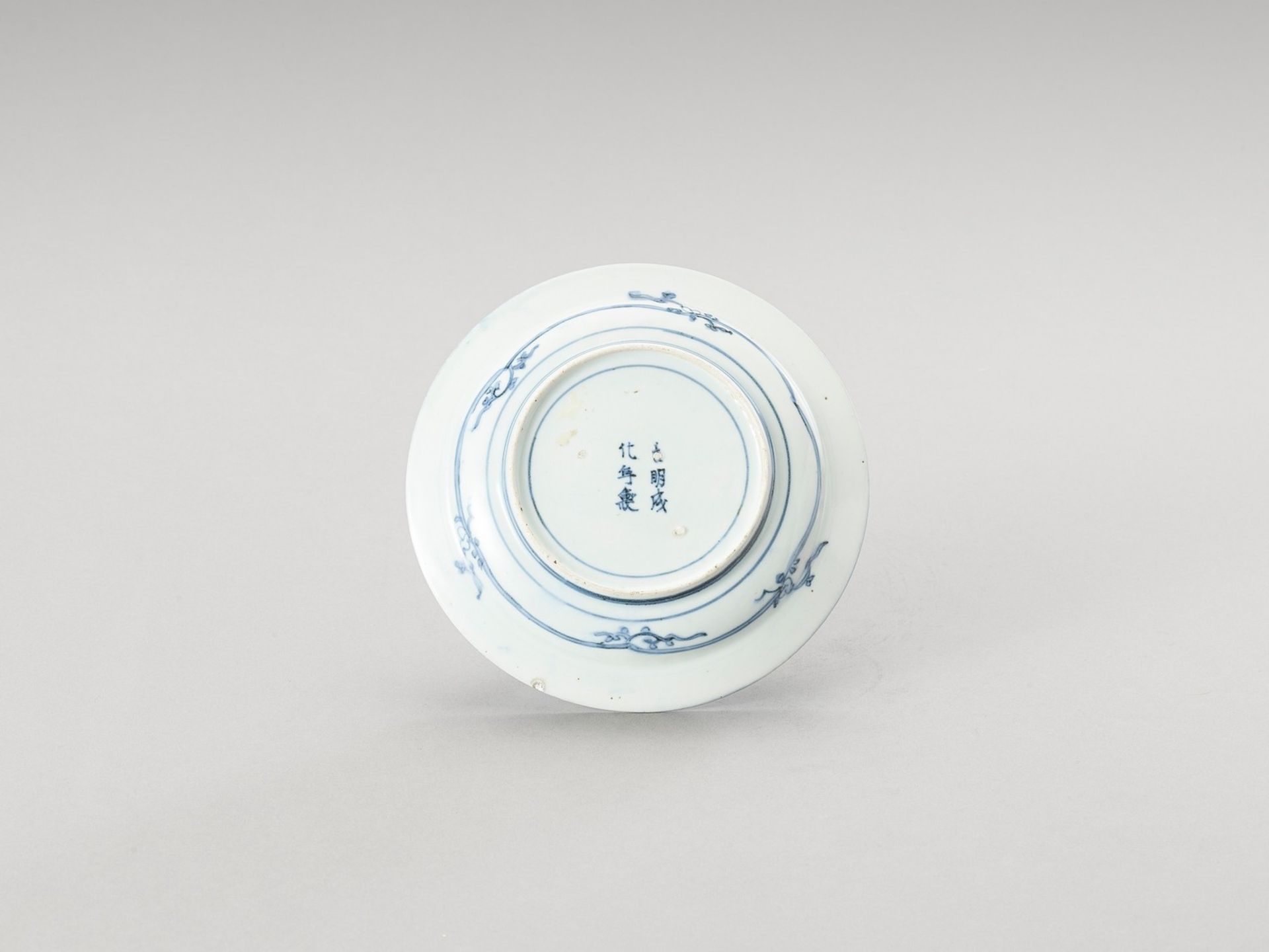 A BLUE AND WHITE ARITA PORCELAIN ‘FLORAL’ DISH - Image 3 of 4