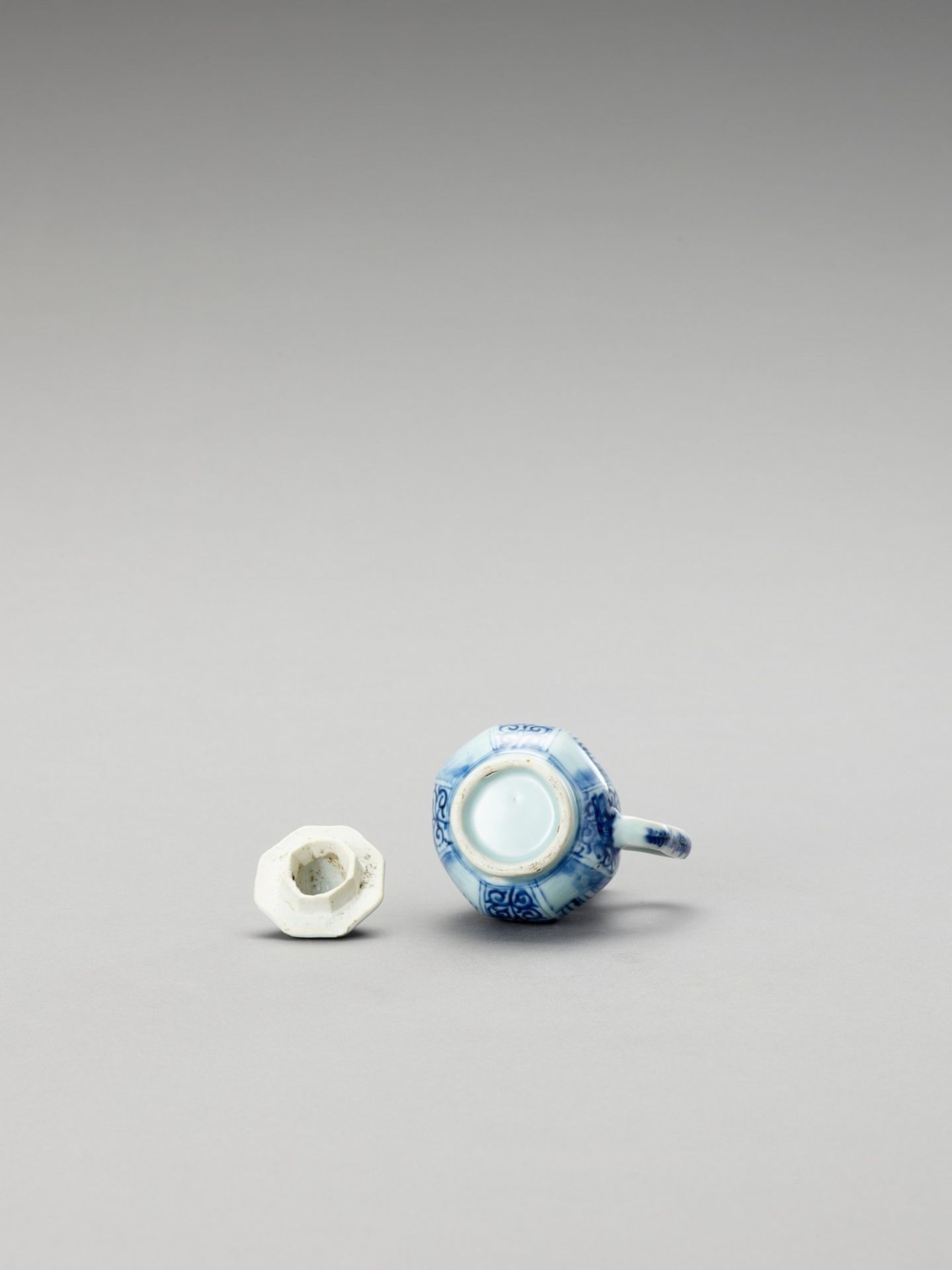 A SMALL BLUE AND WHITE PORCELAIN JUG AND COVER - Image 6 of 6