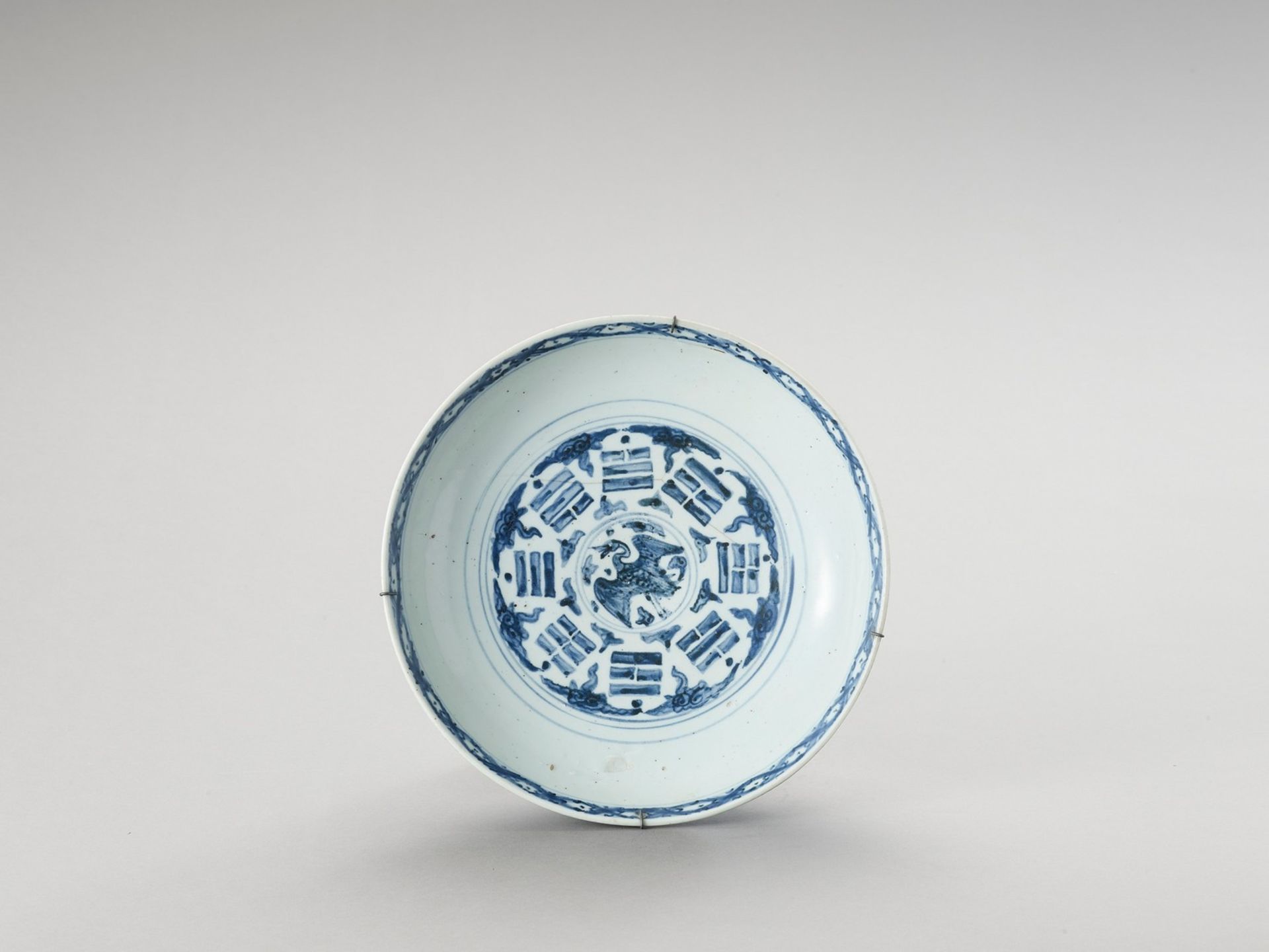 A DEEP ‘SWATOW’ BLUE AND WHITE PORCELAIN PLATE