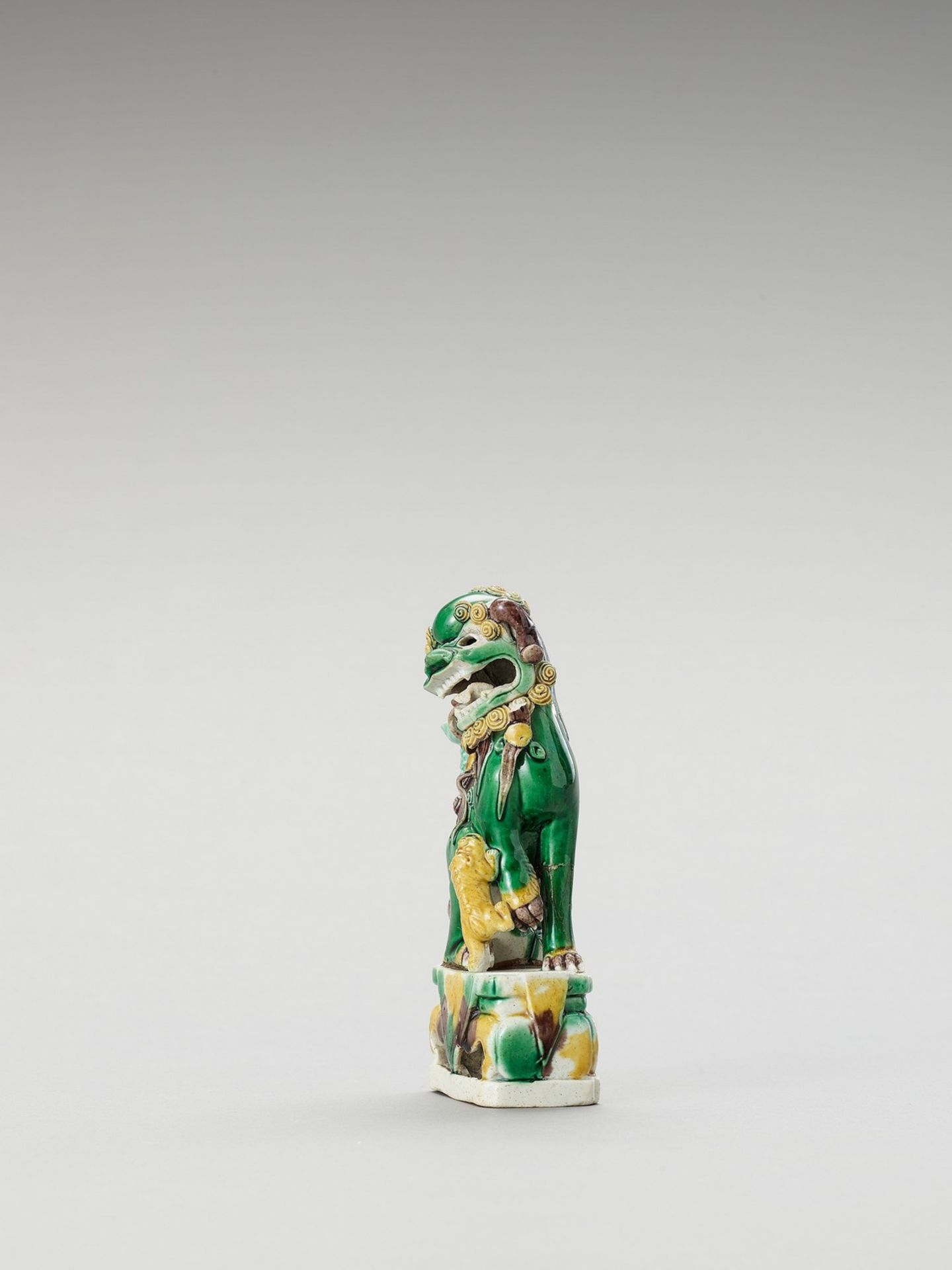 A FAMILLE VERTE ‘BUDDHIST LION’ PORCELAIN STICK HOLDER - Image 2 of 5