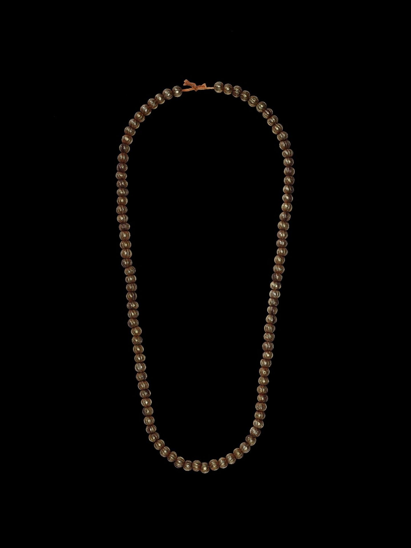 A BURMESE NECKLACE WITH 100 GILT DRY LACQUER BEADS - Image 2 of 2
