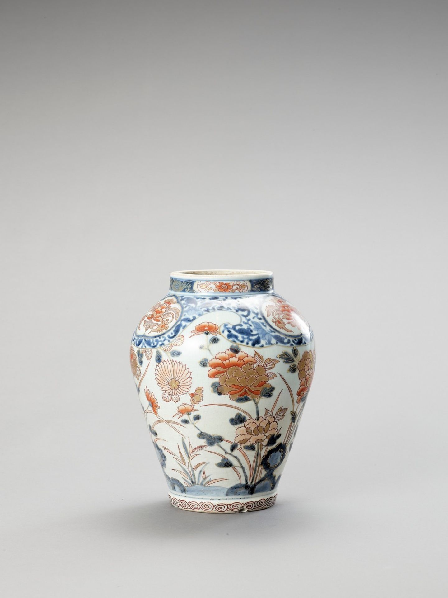 AN IMARI PORCELAIN VASE