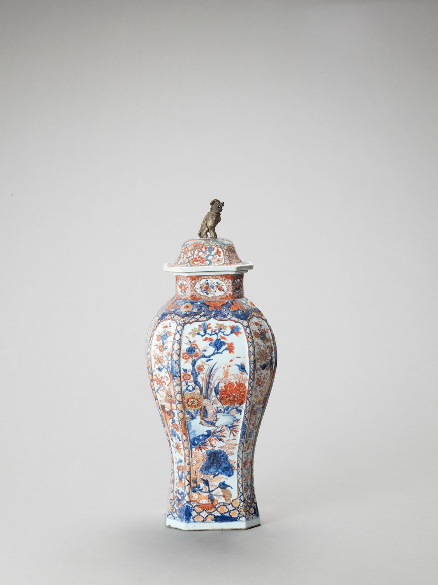 A LARGE OCTAGONAL IMARI PORCELAIN VASE AND COVER - Image 4 of 7