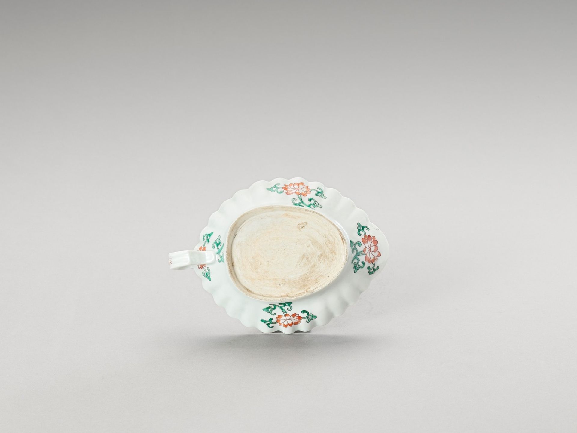 A LEAF-SHAPED FAMILLE VERTE SAUCER - Image 4 of 4