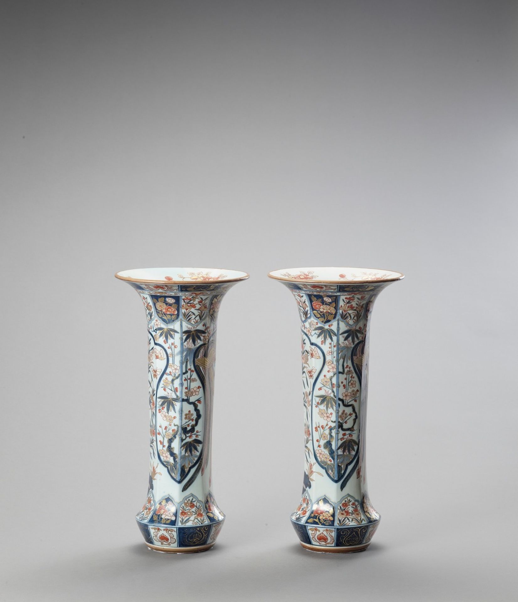 A LARGE PAIR OF IMARI PORCELAIN BEAKER VASES - Bild 4 aus 7