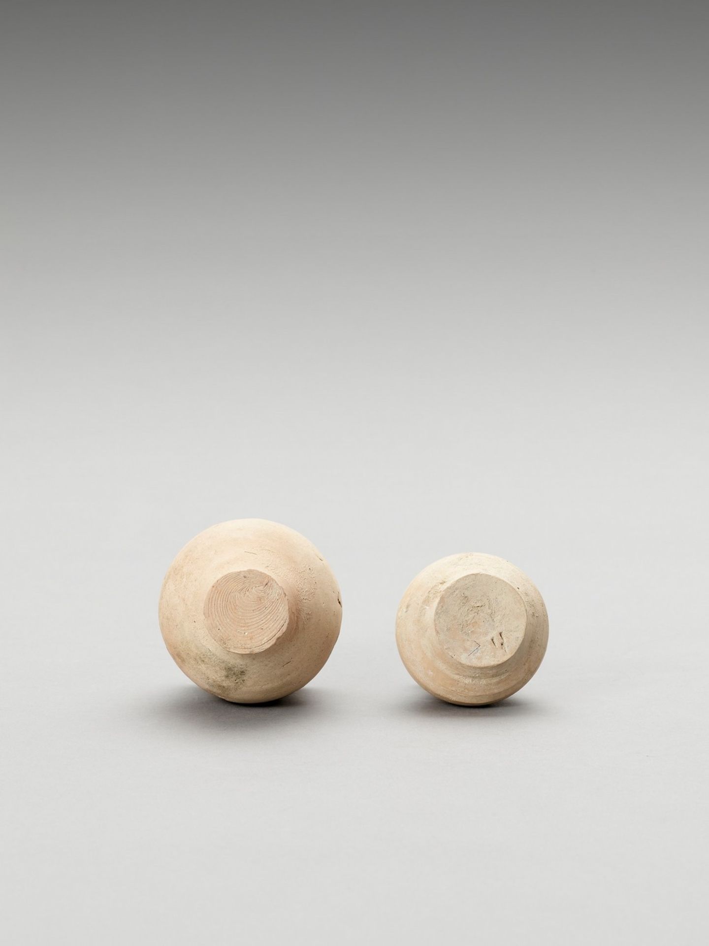 TWO EARLY MEHRGARH SMALL CERAMIC VESSELS - Image 4 of 4