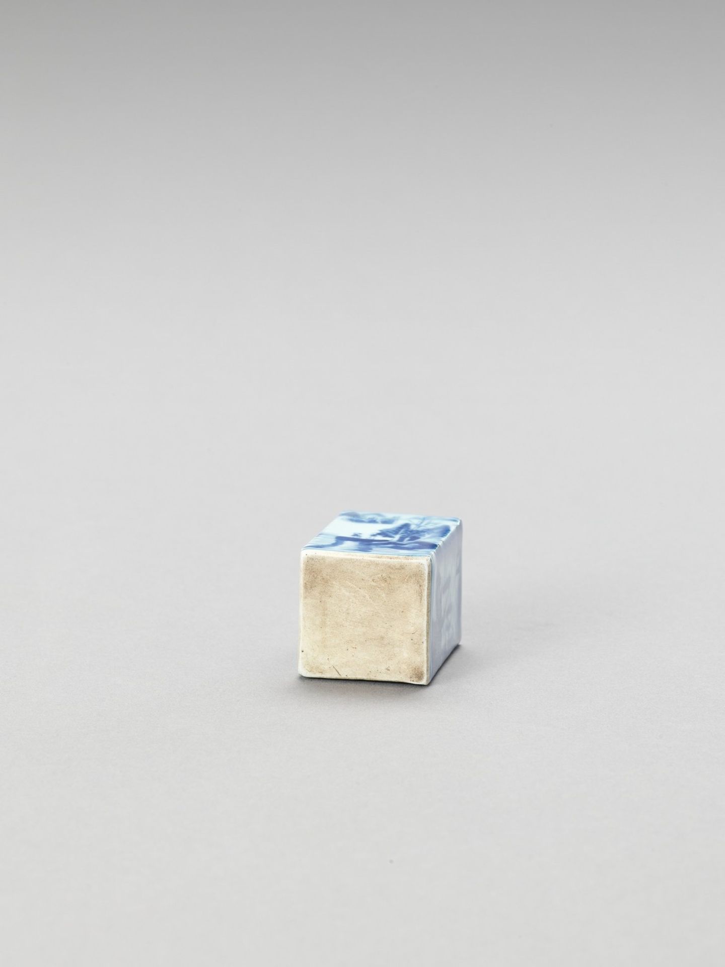 A BLUE AND WHITE PORCELAIN INKWELL - Image 6 of 6