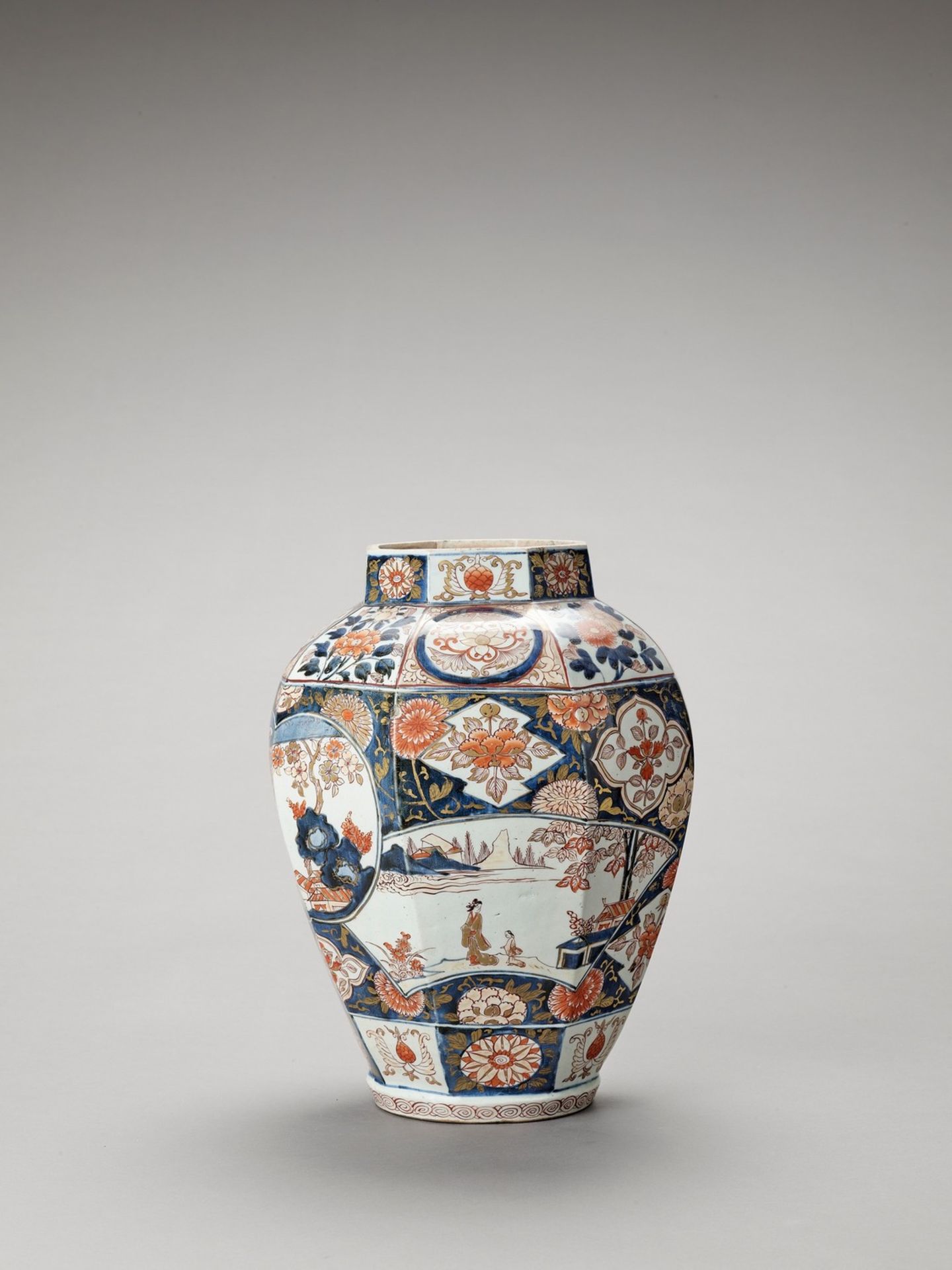 AN OCTAGONAL IMARI PORCELAIN VASE