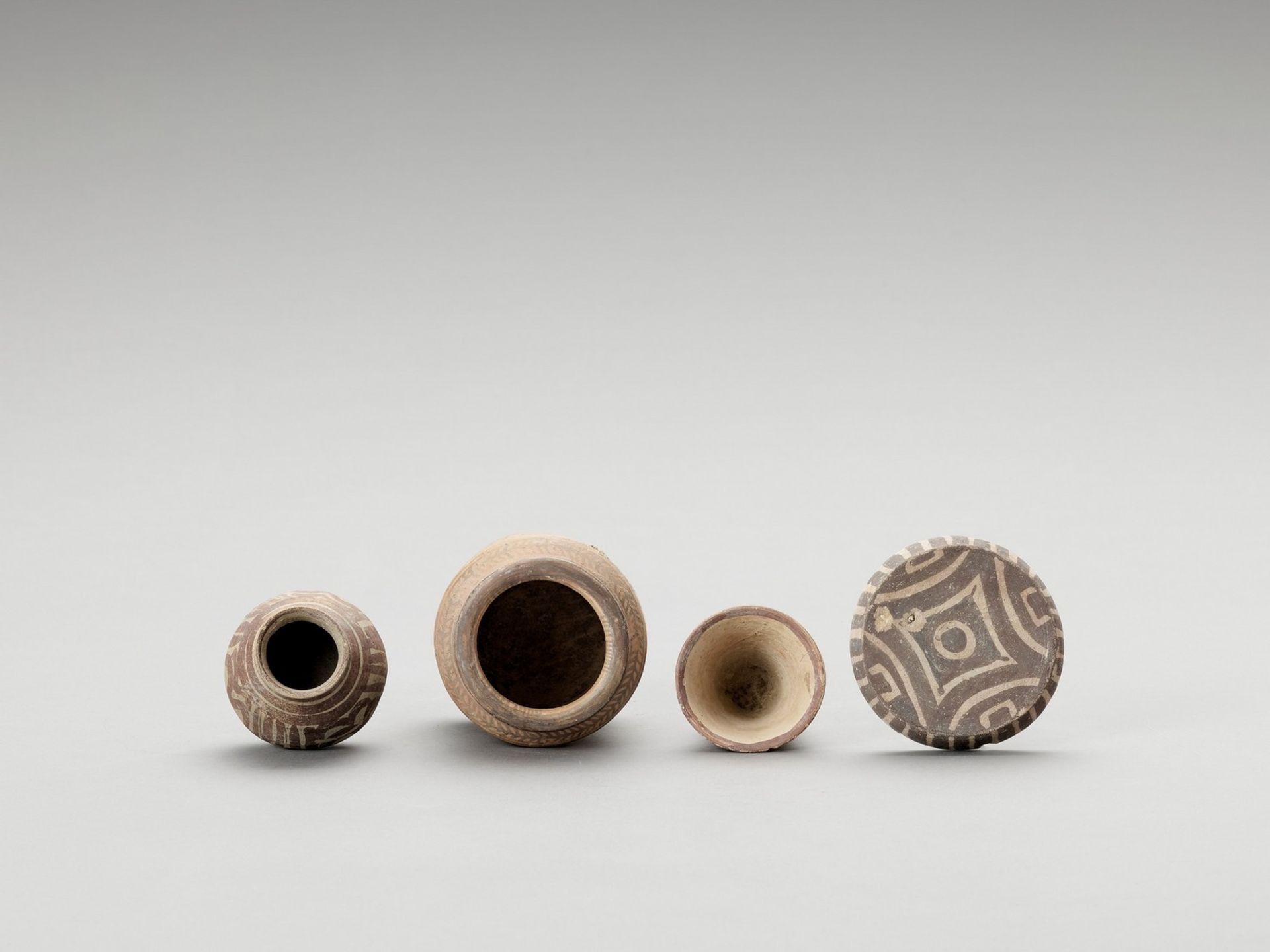 THREE MEHRGARH BUFF WARE VESSELS AND ONE JAR WITH NINDOWARI IBEXES - Image 3 of 5