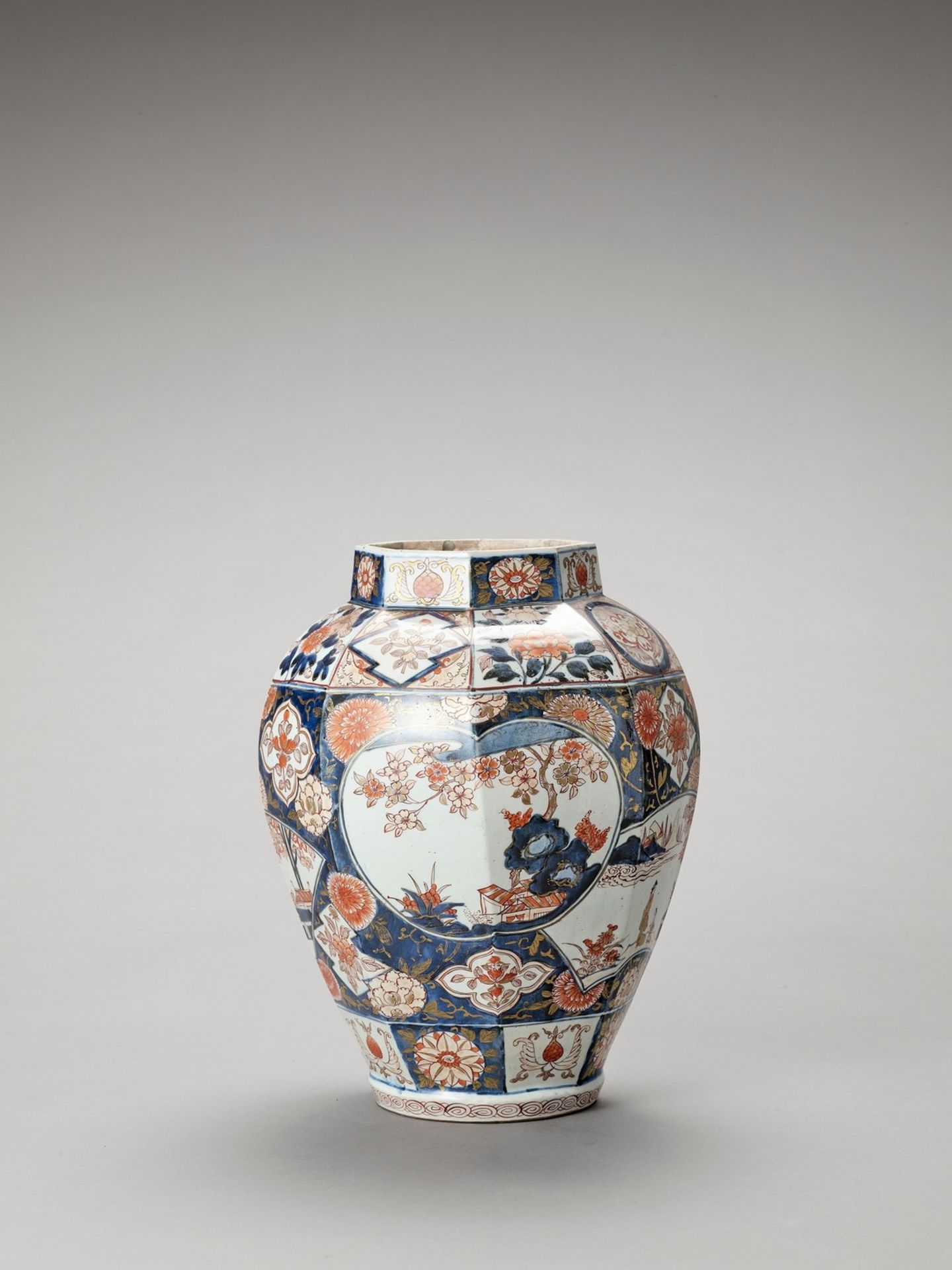 AN OCTAGONAL IMARI PORCELAIN VASE - Image 3 of 7