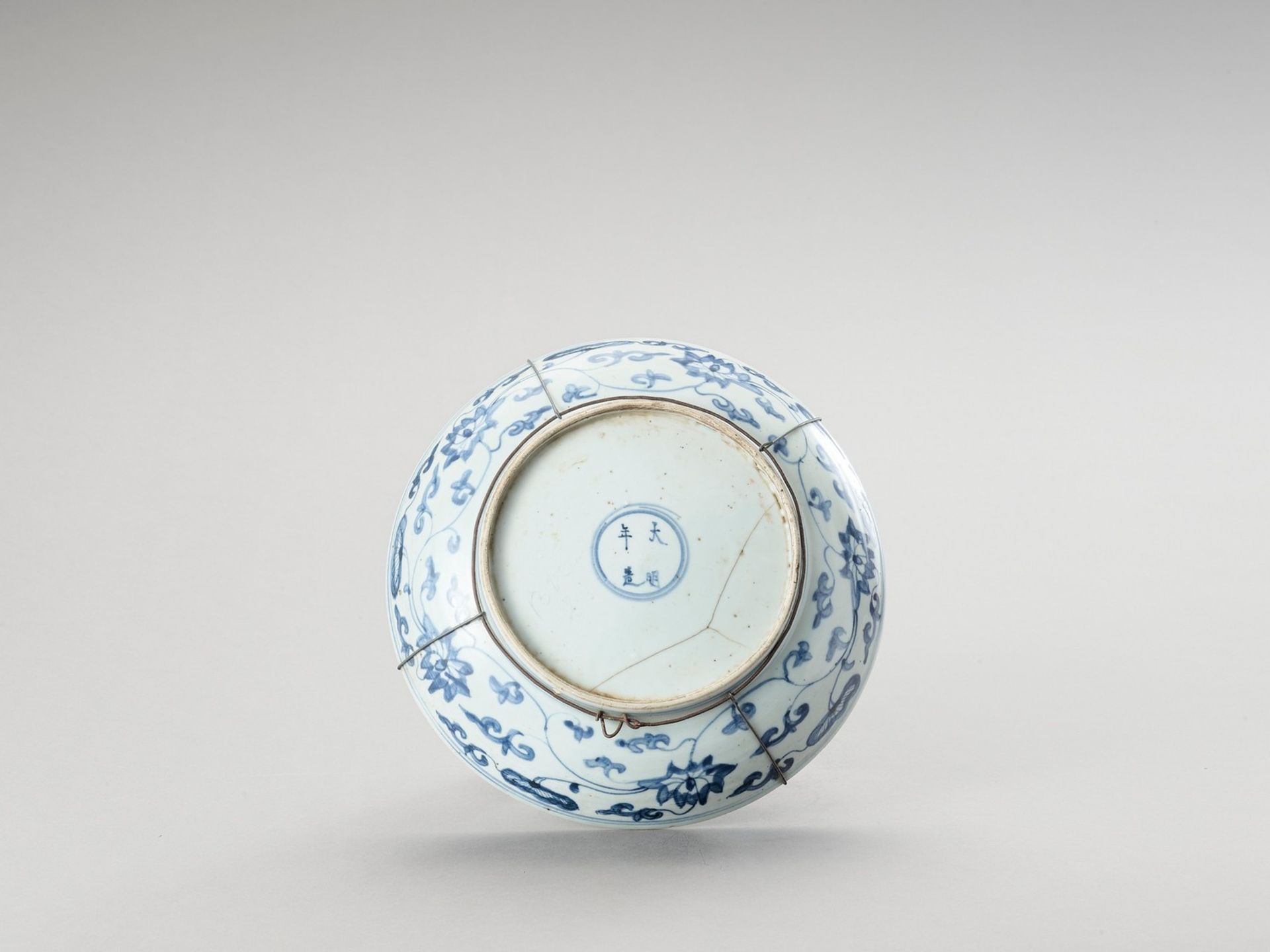 A DEEP ‘SWATOW’ BLUE AND WHITE PORCELAIN PLATE - Image 3 of 4