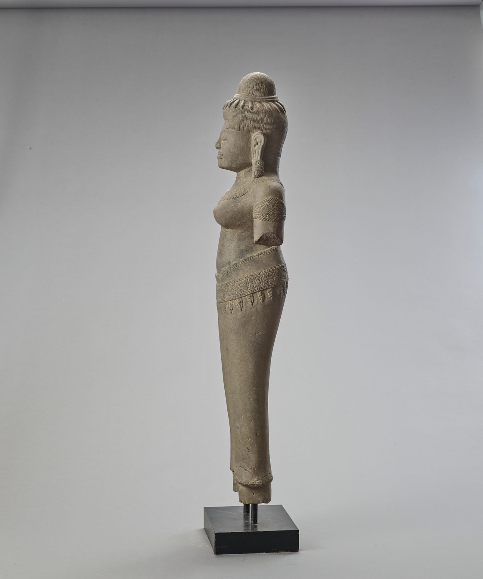 A KHMER STYLE SANDSTONE STATUE OF UMA - Image 4 of 7