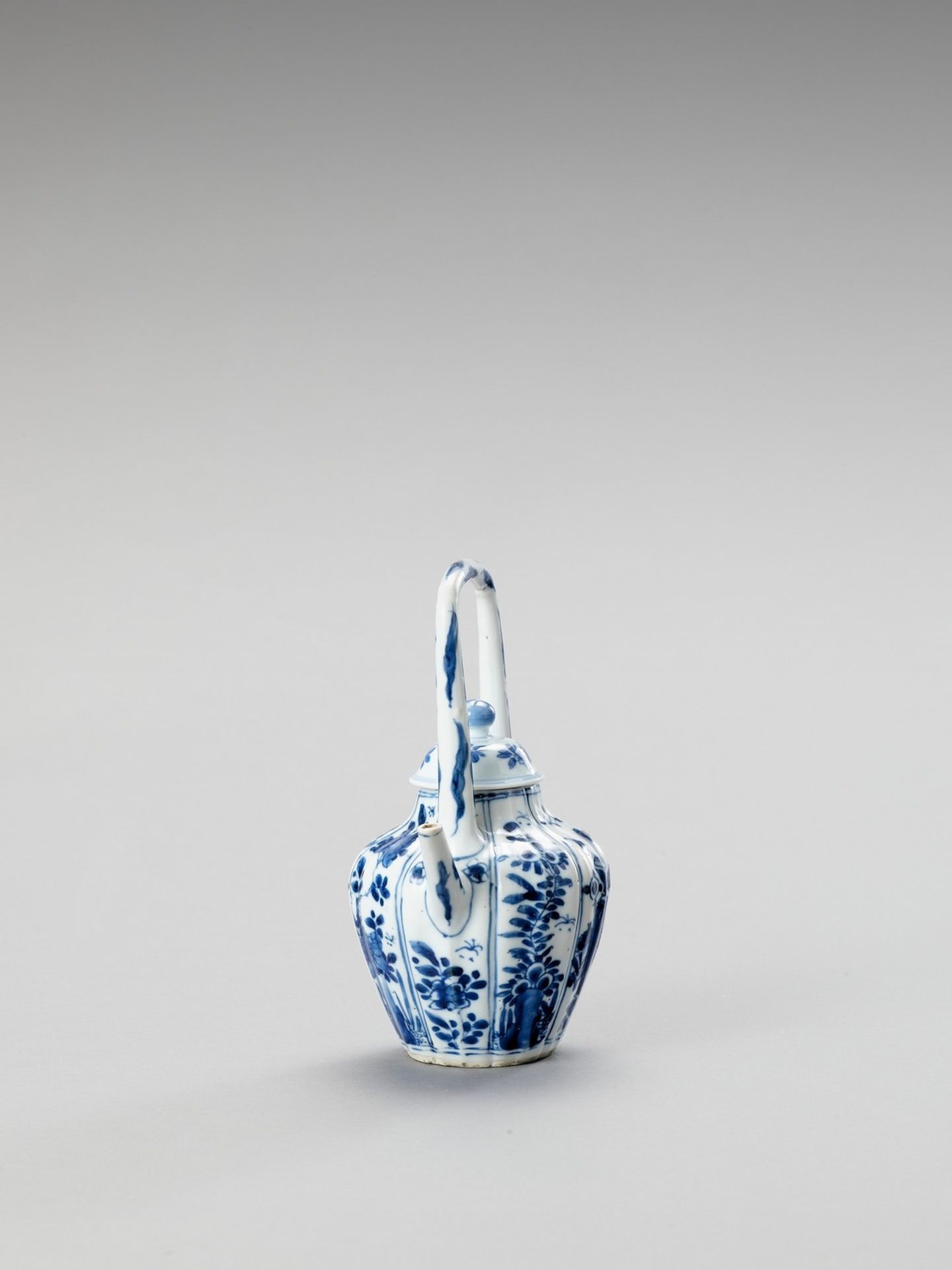 A BLUE AND WHITE PORCELAIN TEAPOT - Image 4 of 6