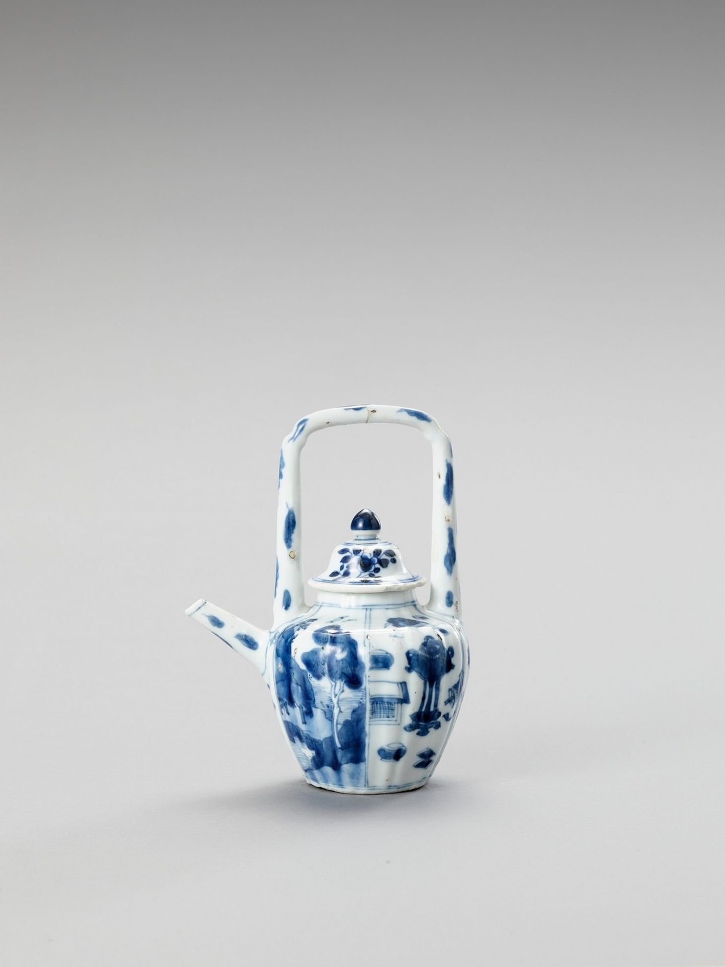 A BLUE AND WHITE PORCELAIN TEAPOT - Image 2 of 6