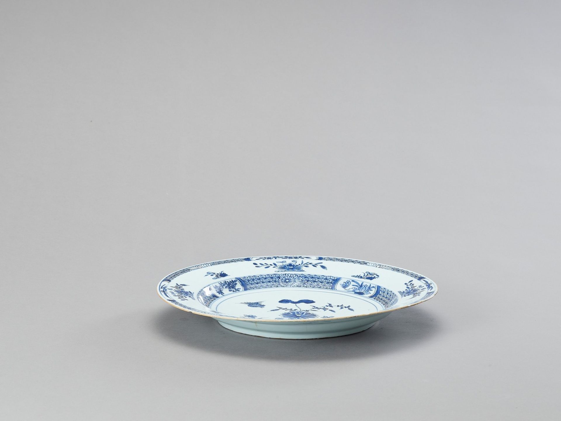 A PAIR OF LARGE BLUE AND WHITE PORCELAIN PLATES - Image 7 of 7