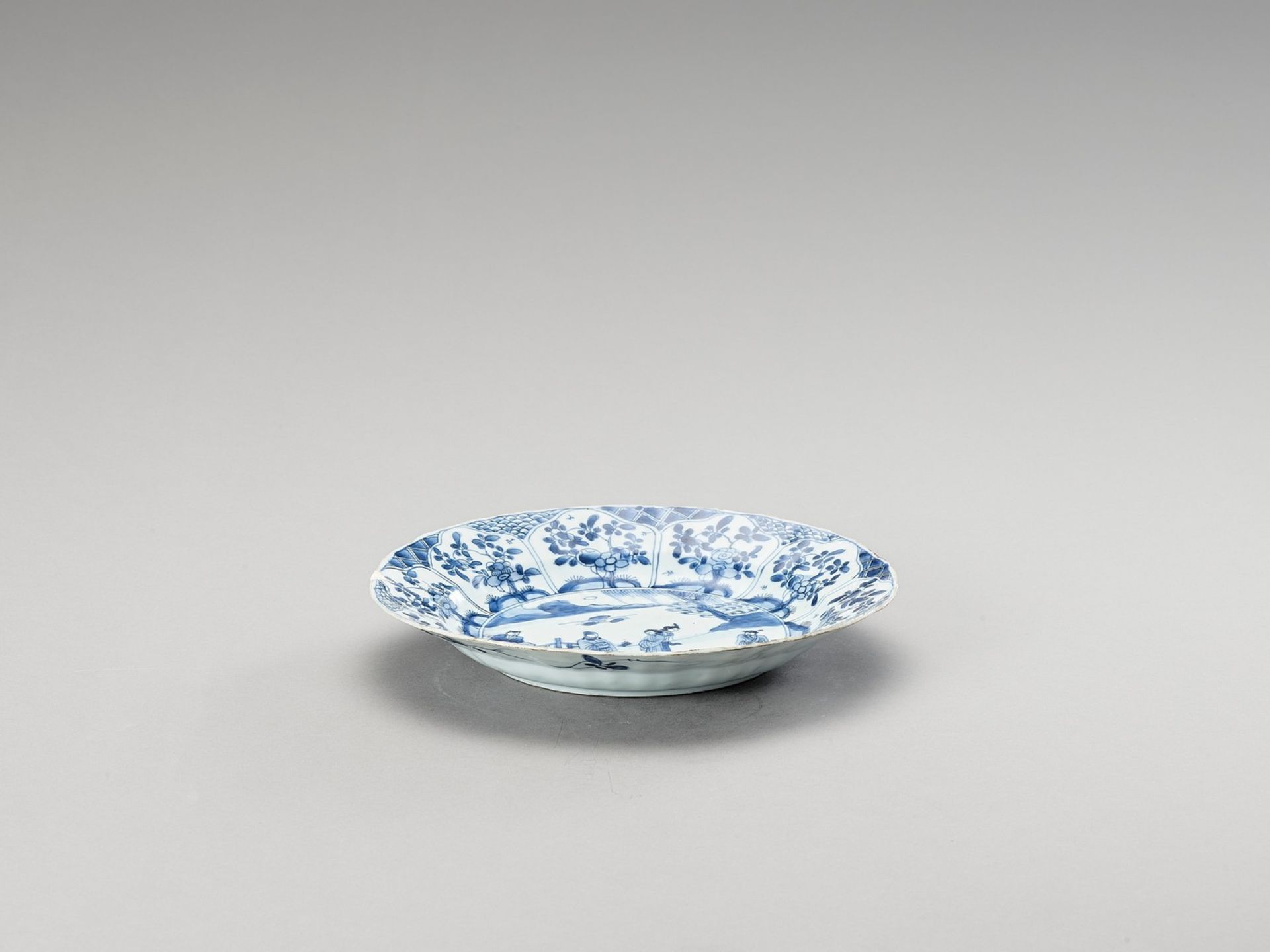 A LOBED BLUE AND WHITE PORCELAIN DISH - Image 4 of 4