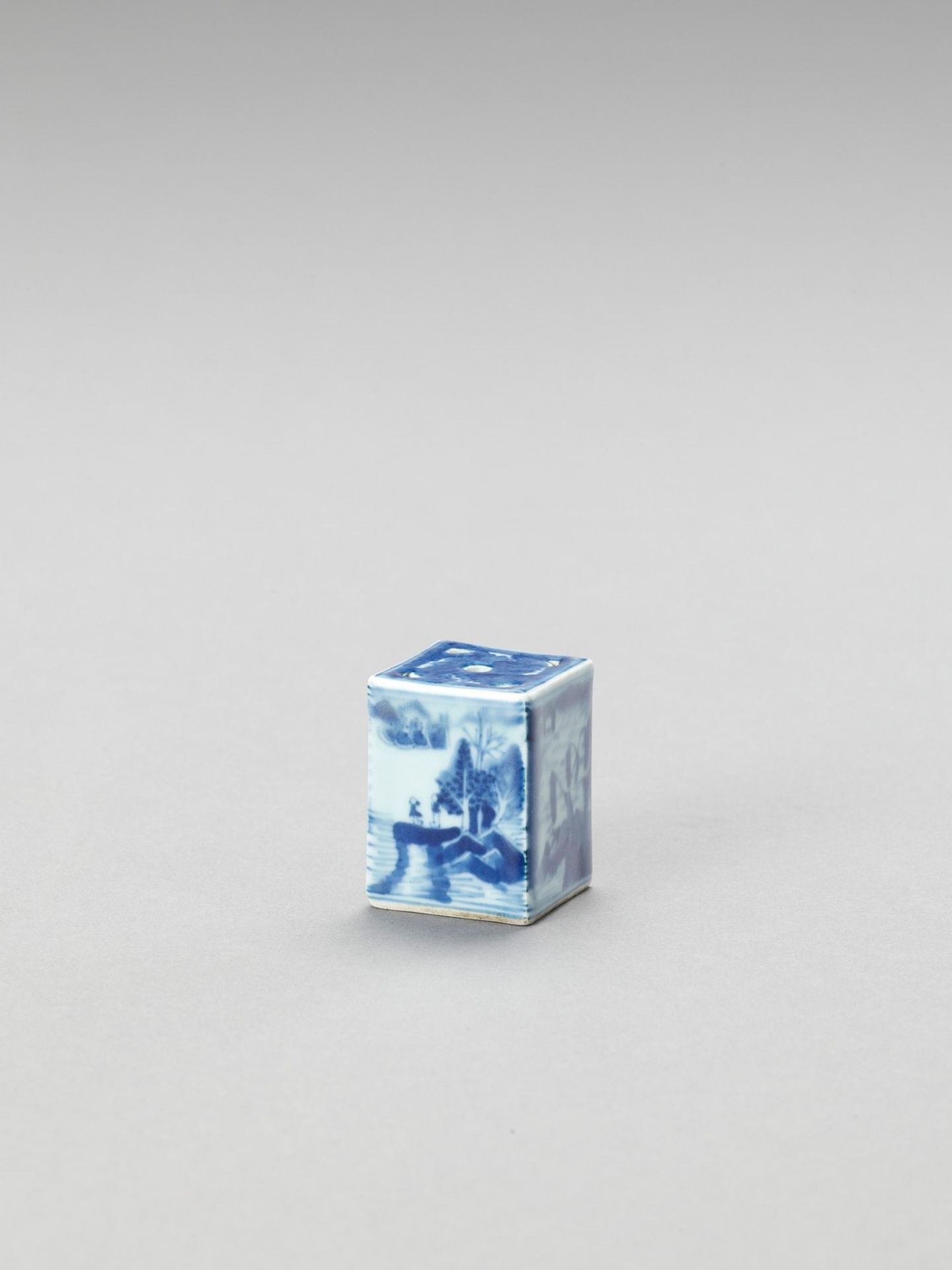 A BLUE AND WHITE PORCELAIN INKWELL - Image 4 of 6