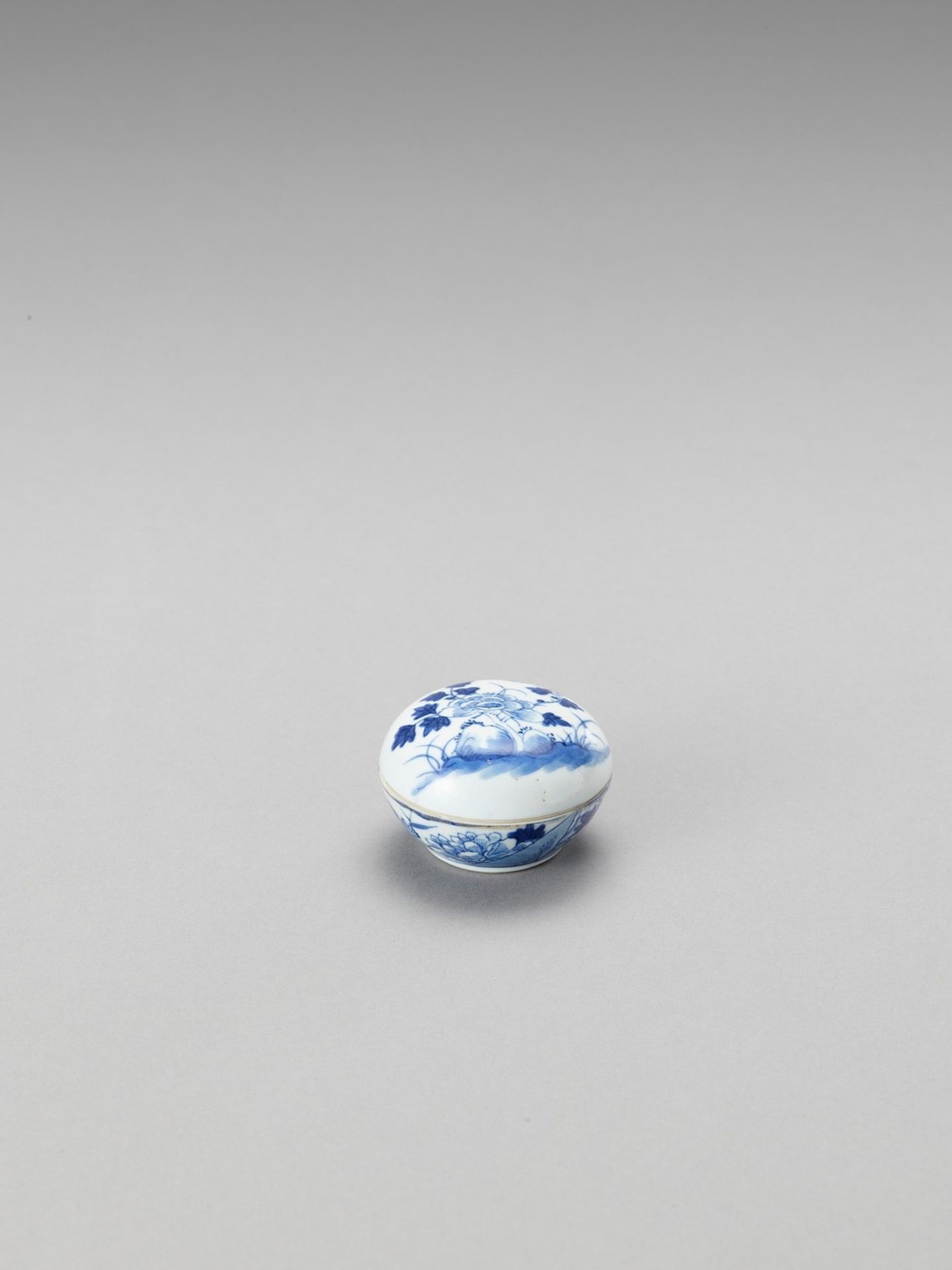 A SMALL BLUE AND WHITE PORCELAIN BOX AND COVER - Image 2 of 5