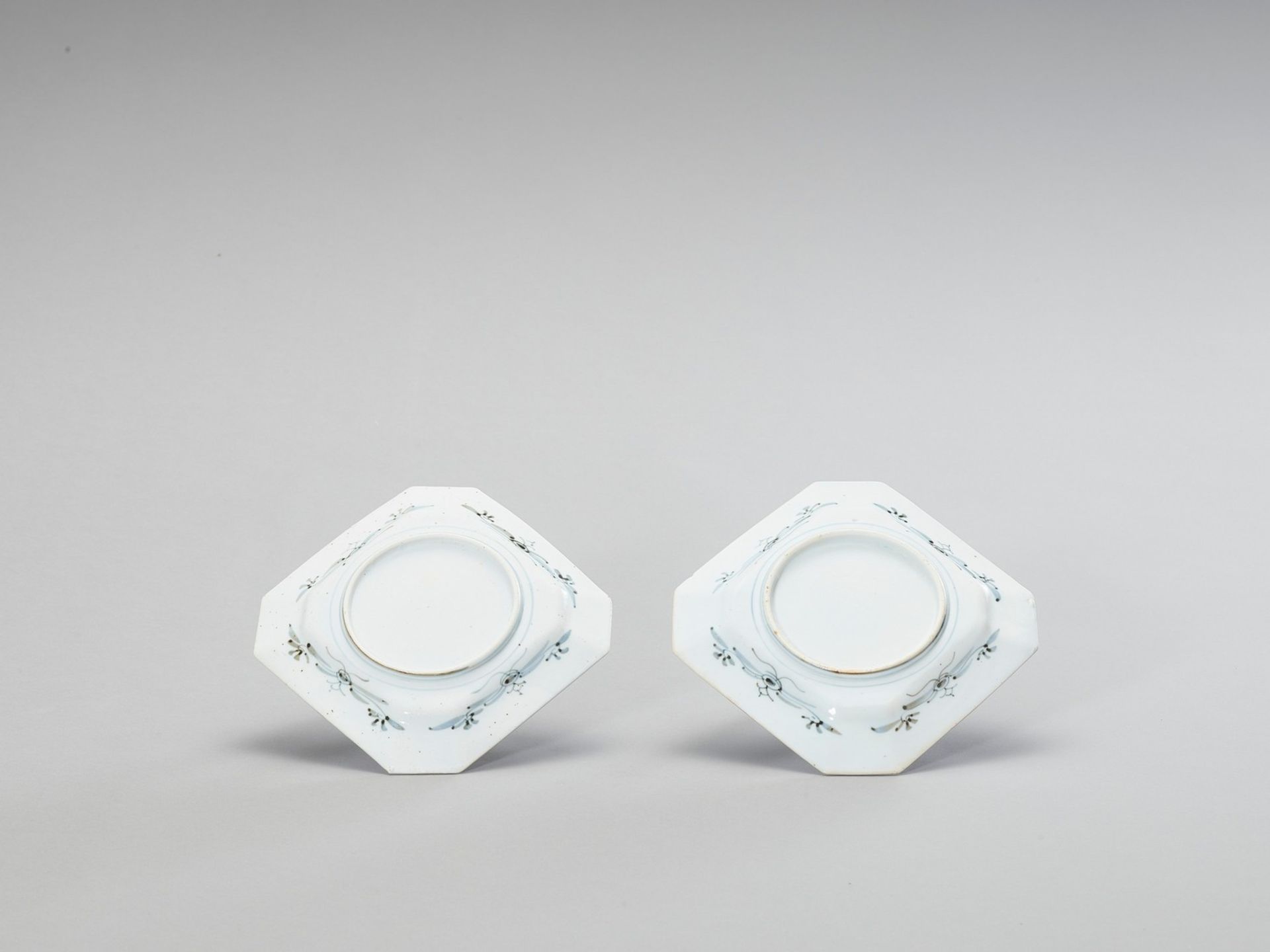 A PAIR OF SQUARE IMARI PORCELAIN DISHES - Image 3 of 4