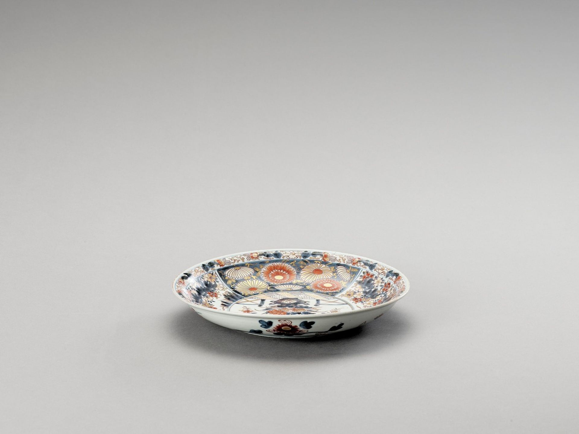 AN IMARI PORCELAIN DISH - Image 2 of 4