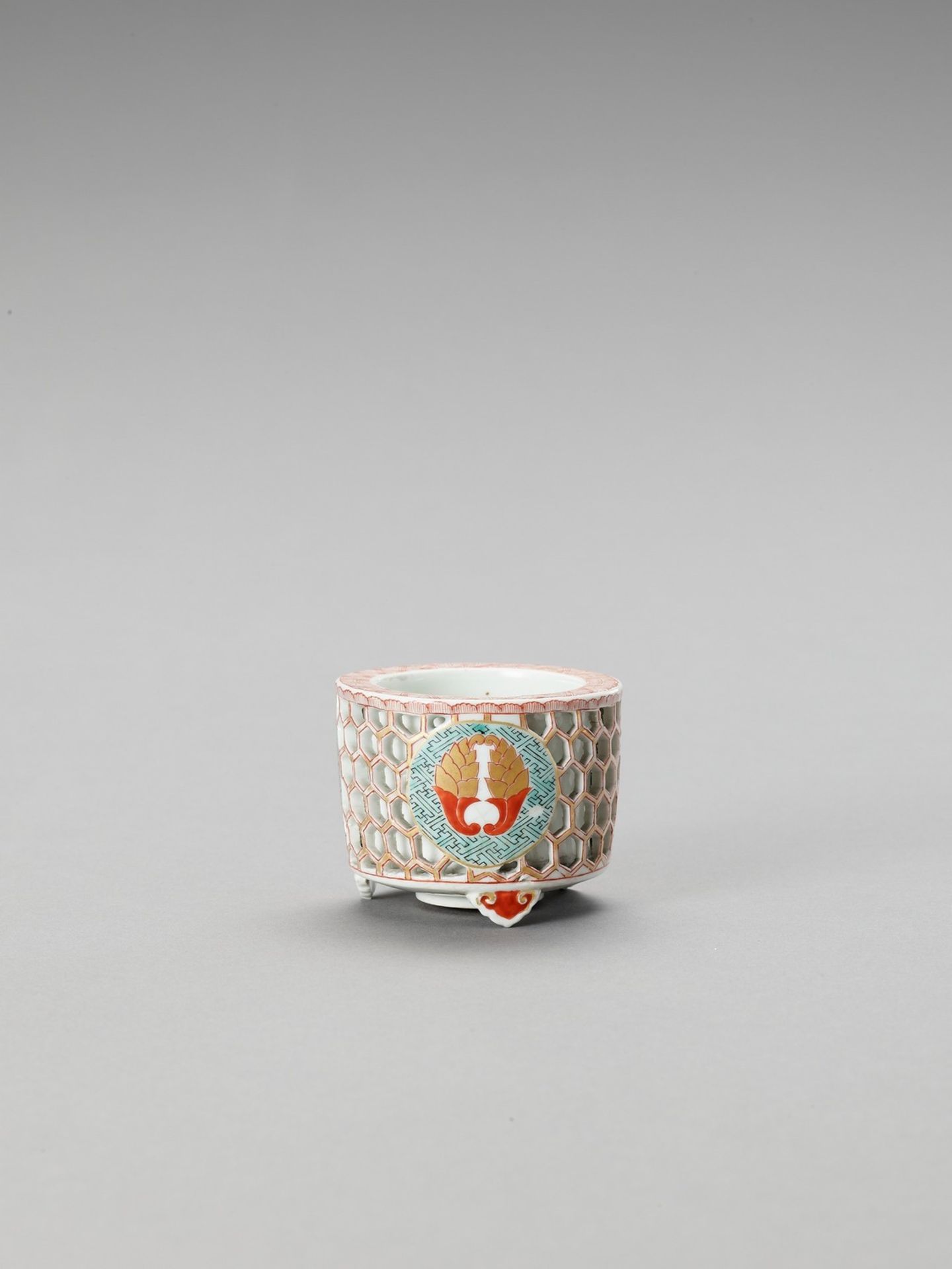 A RETICULATED IMARI PORCELAIN CENSER - Image 3 of 6