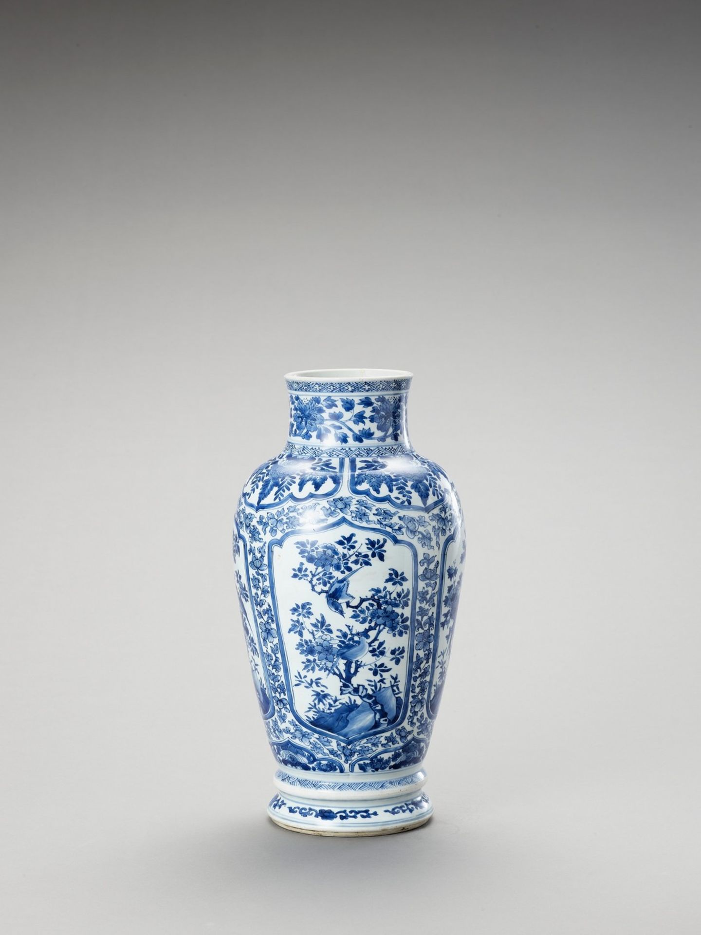 A LARGE BLUE AND WHITE PORCELAIN BALUSTER VASE - Image 4 of 6