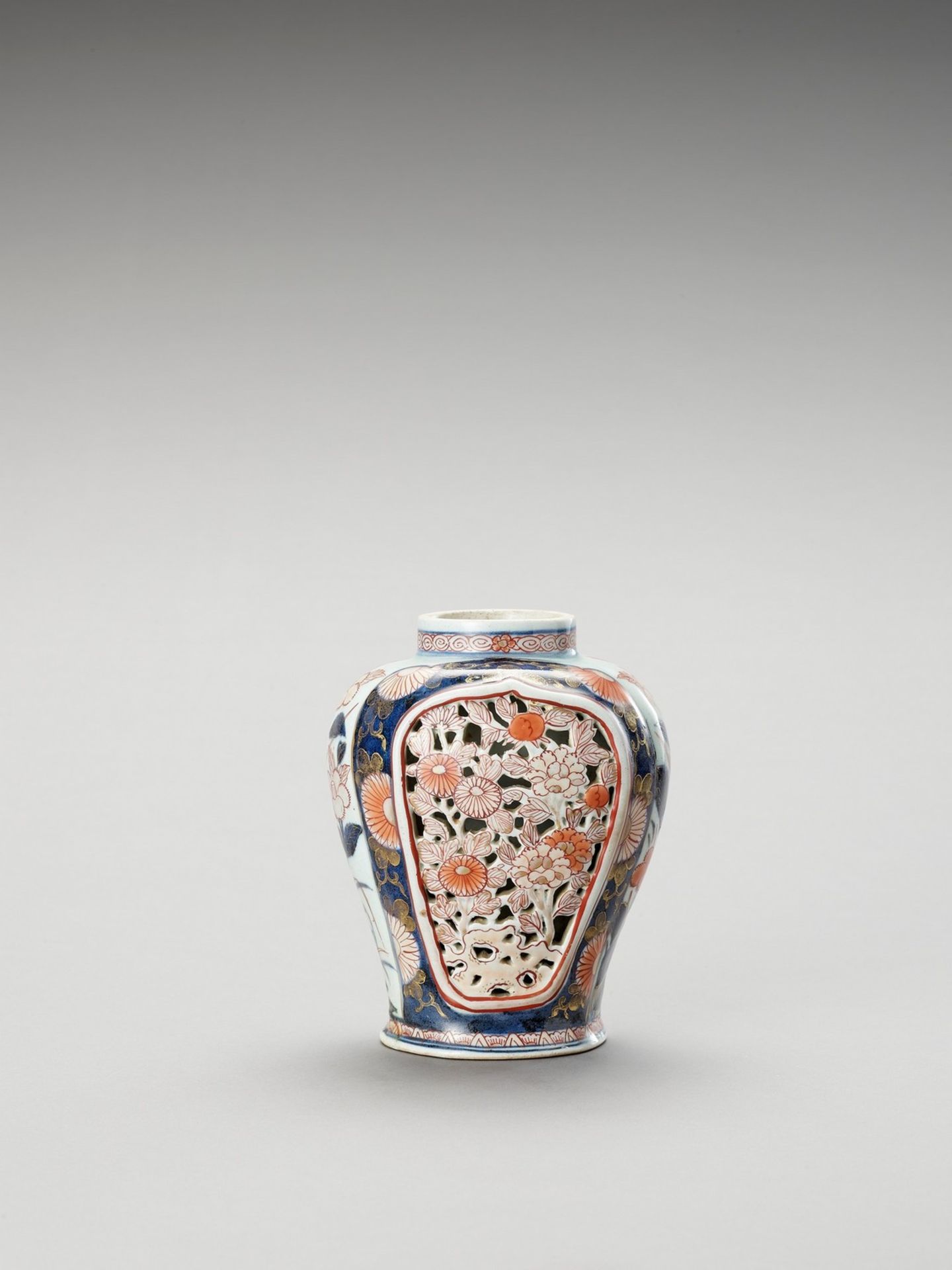 AN OPENWORK IMARI PORCELAIN VASE - Bild 3 aus 6