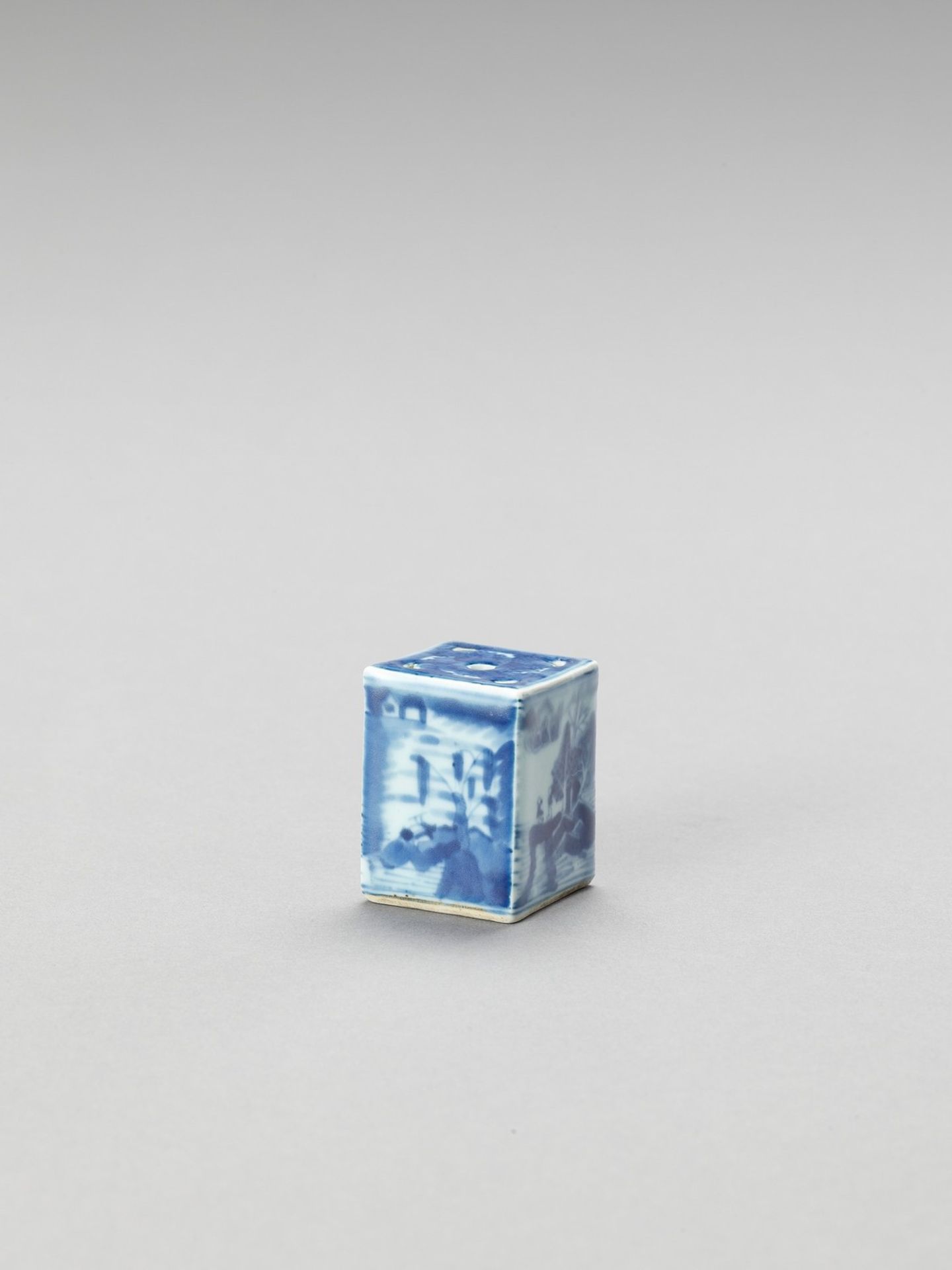 A BLUE AND WHITE PORCELAIN INKWELL - Image 2 of 6