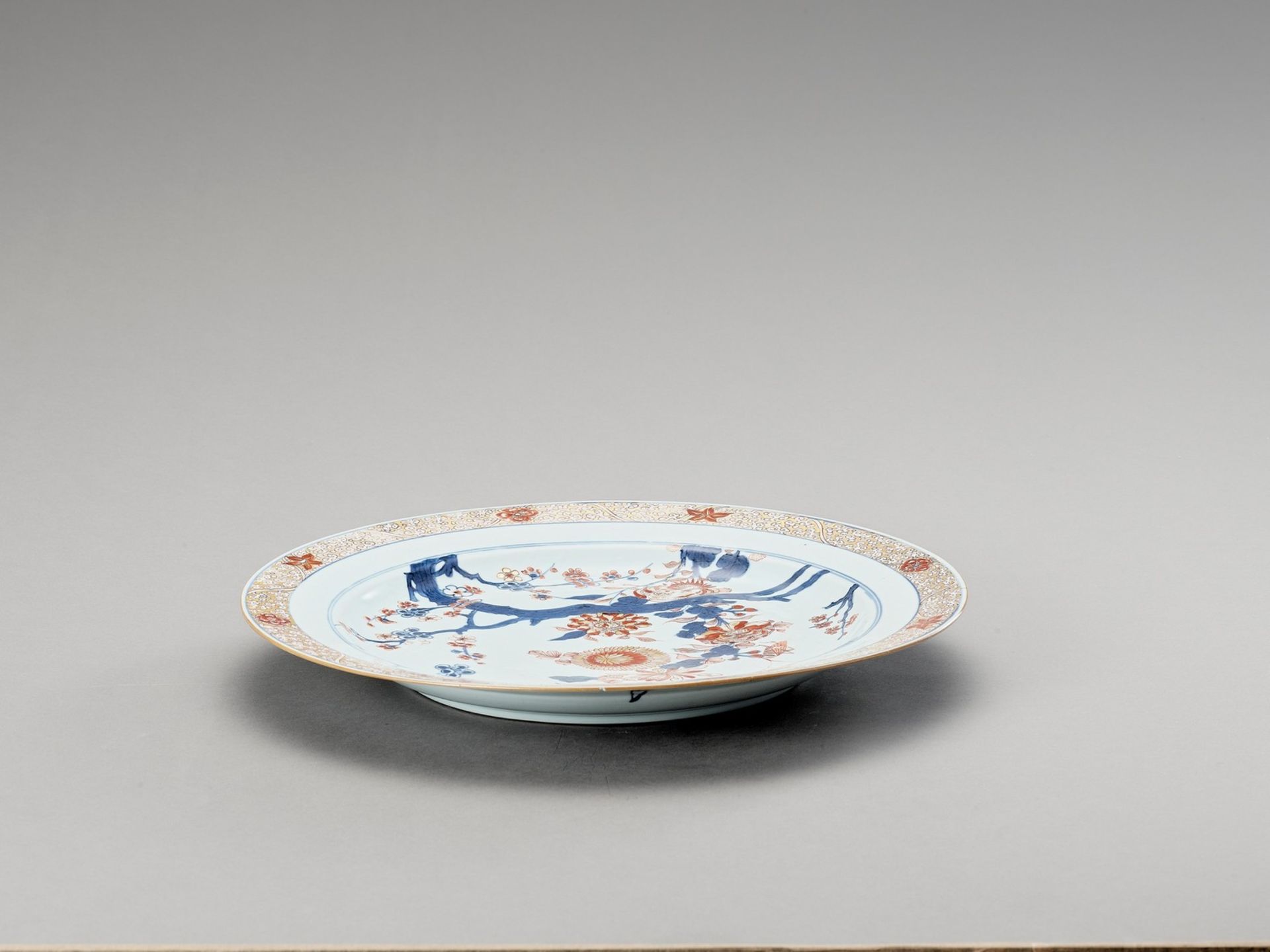 A LARGE IMARI PORCELAIN PLATE - Image 2 of 4