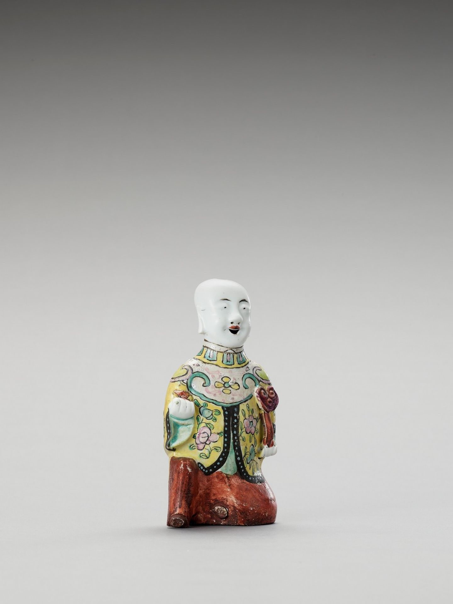 A FAMILLE ROSE PORCELAIN FIGURE OF A LAUGHING BOY - Image 3 of 6