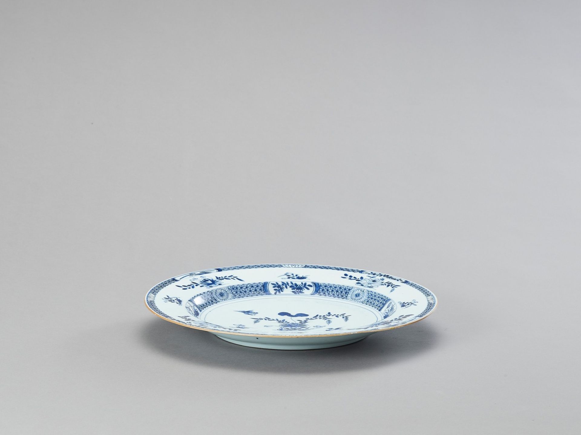 A PAIR OF LARGE BLUE AND WHITE PORCELAIN PLATES - Image 6 of 7