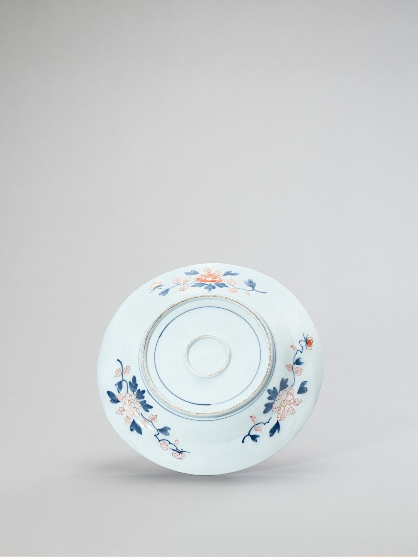 A LARGE IMARI PORCELAIN CHARGER - Image 3 of 4