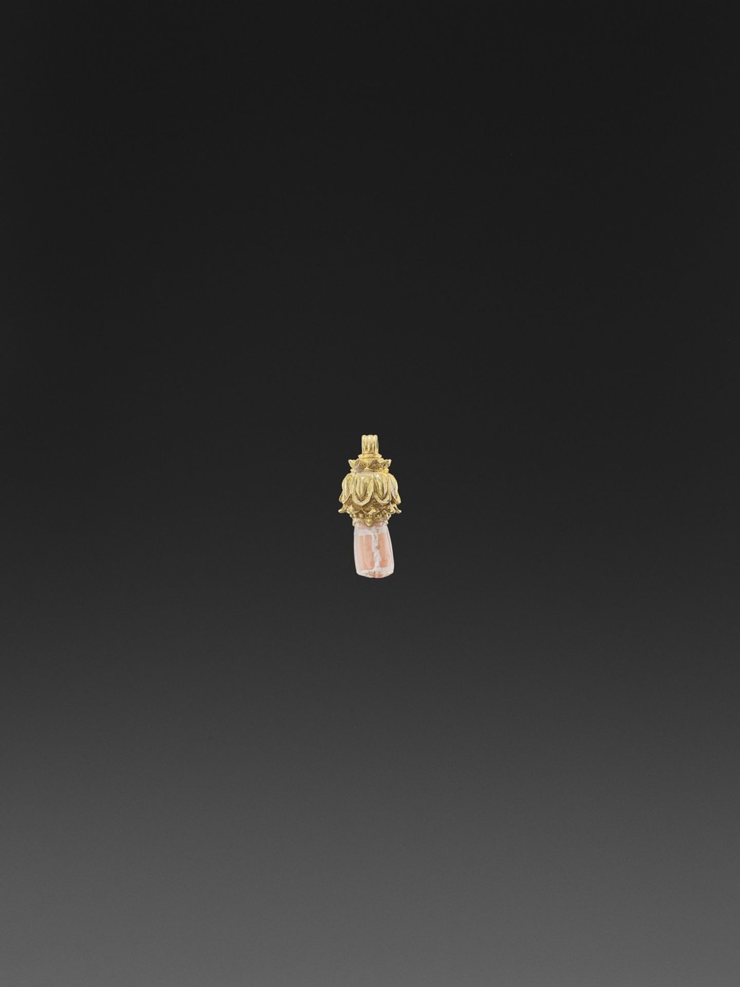 A PYU GOLD ‘LOTUS’ PENDANT WITH AGATE BEAD - Image 4 of 4