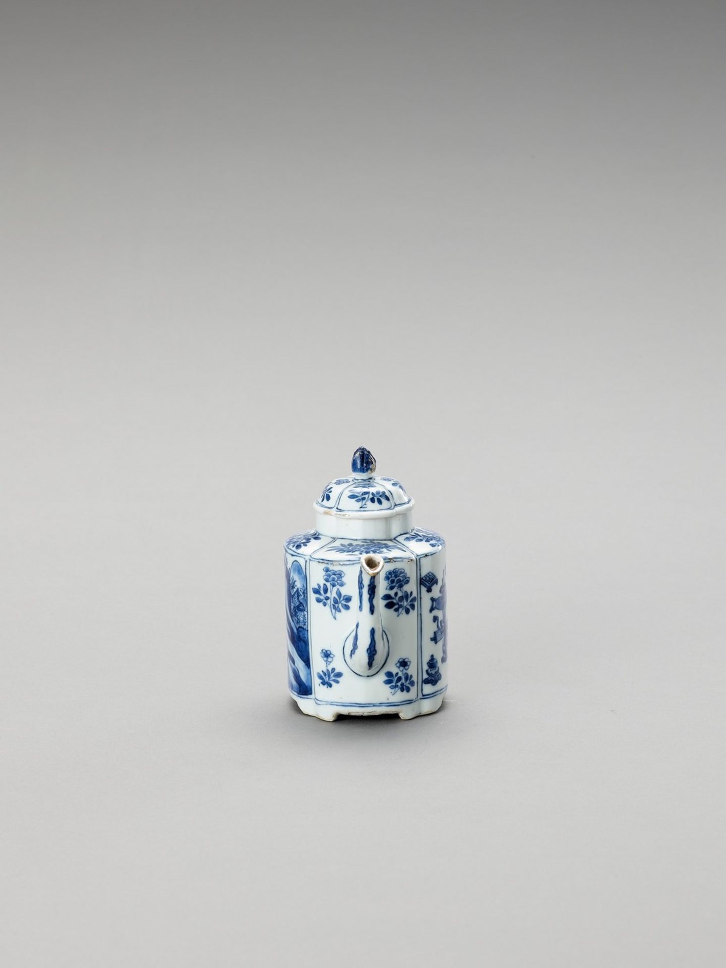 A LOBED BLUE AND WHITE PORCELAIN TEAPOT - Image 2 of 6